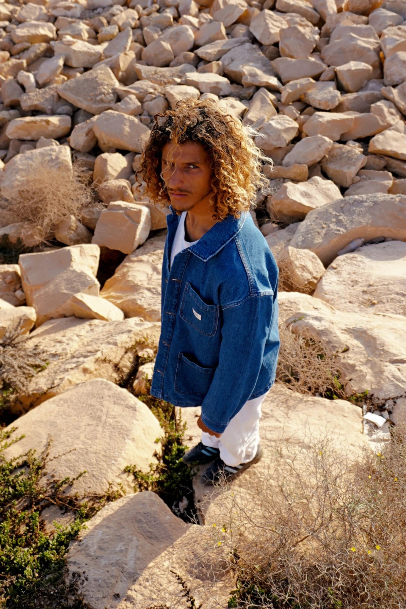 Rebels Vintage Denim Jacket 10 Year Fade Outfit in urbaner Steinlandschaft