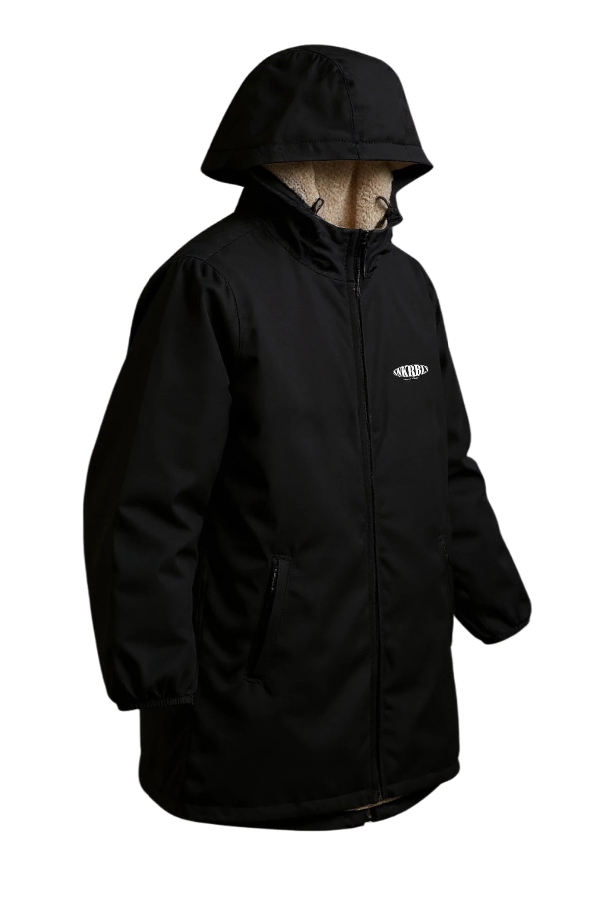 Schwarze wasserdichte Sherpa-Jacke von Rebels mit Kapuze, weichem Teddyfutter und seitlichen Reißverschlusstaschen, seitliche schräge Produktansicht.