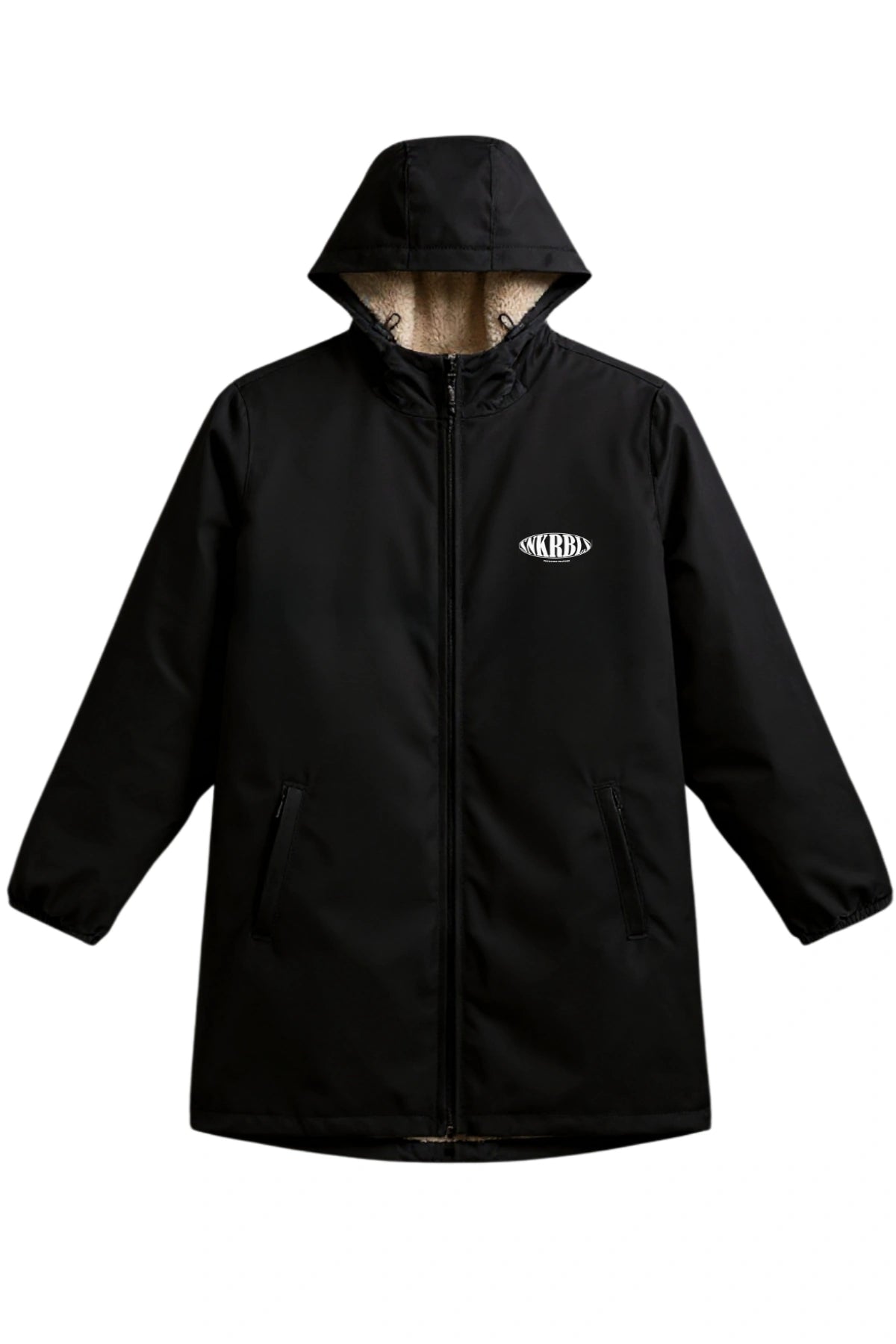 „Rebels Waterproof Sherpa Jacket in Schwarz, Frontansicht mit gesticktem Brustlogo und warmer Sherpa-Innenfütterung.“