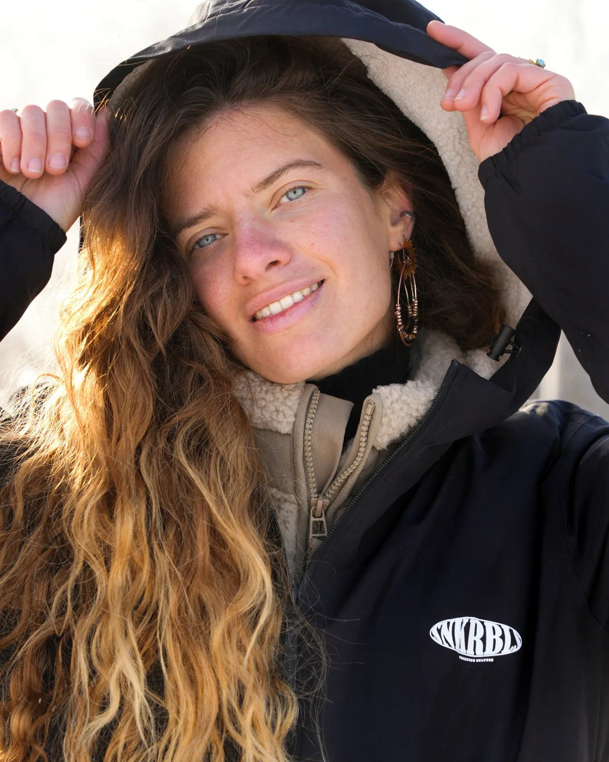 Detailaufnahme Rebels Waterproof Sherpa Jacket Black mit Logo und Teddy Innenfutter