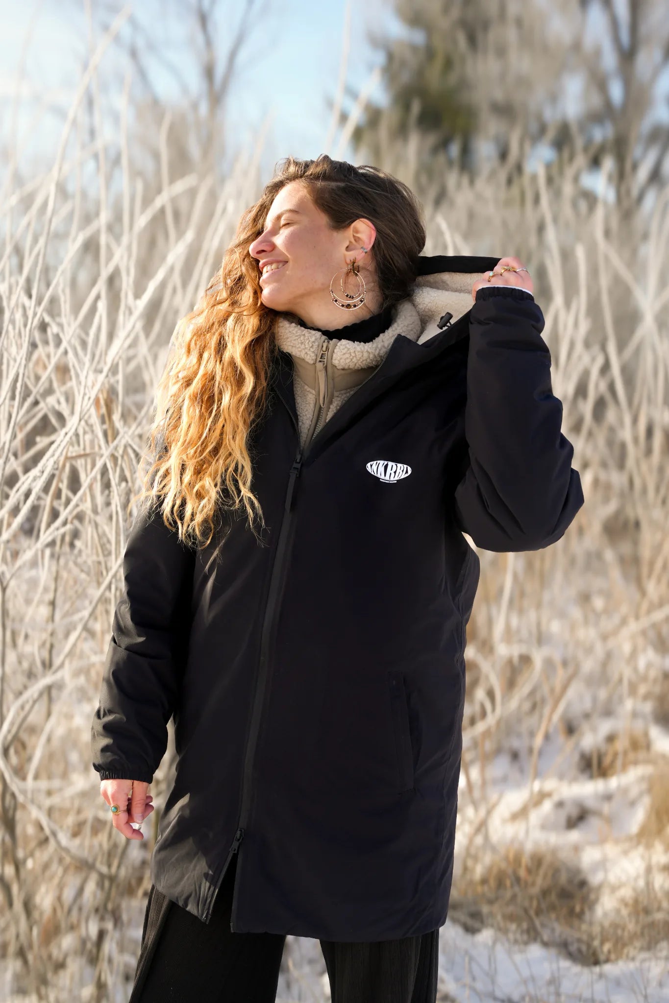 Gemütliche schwarze Sherpa Winterjacke von The Sunkissed Rebels – nachhaltige Outdoor Mode
