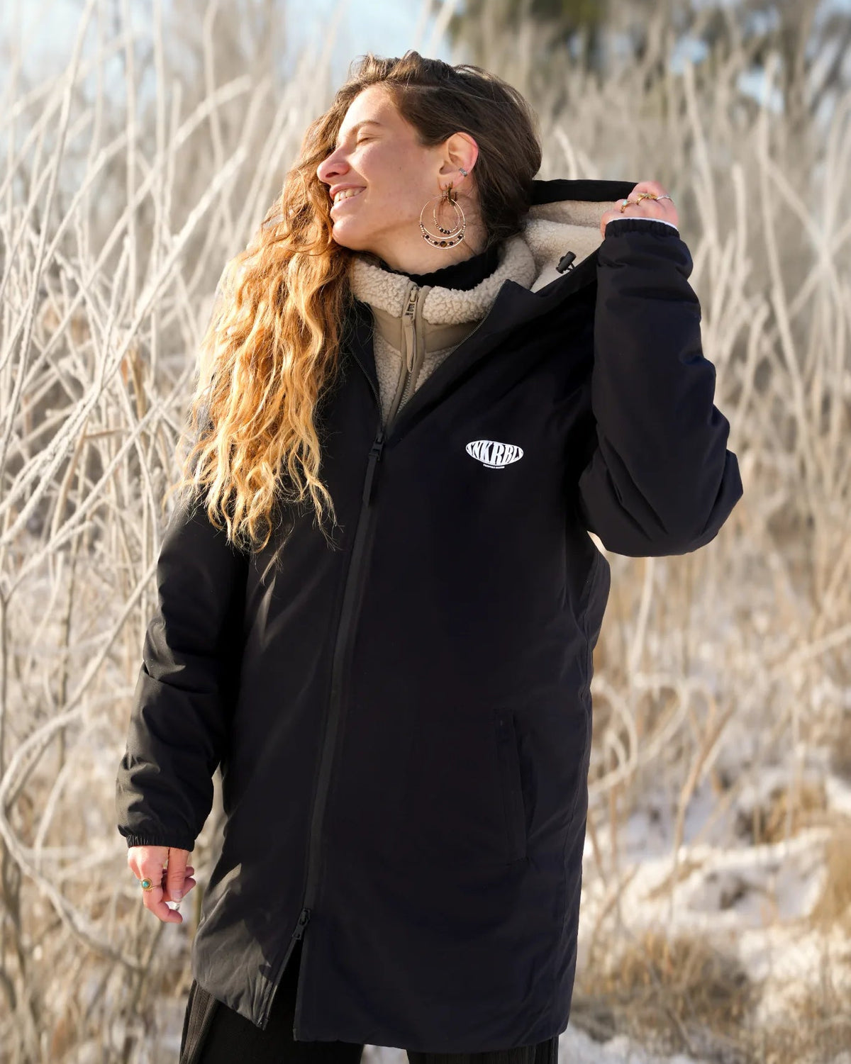 Gemütliche schwarze Sherpa Winterjacke von The Sunkissed Rebels – nachhaltige Outdoor Mode