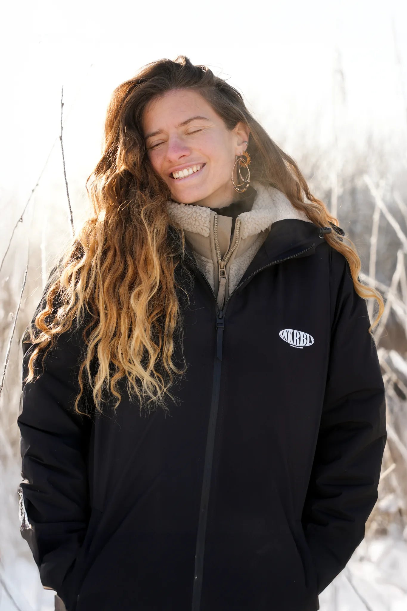 Damen Winterjacke wasserdicht schwarz – Rebels Sherpa Jacket beim Spaziergang in der Natur