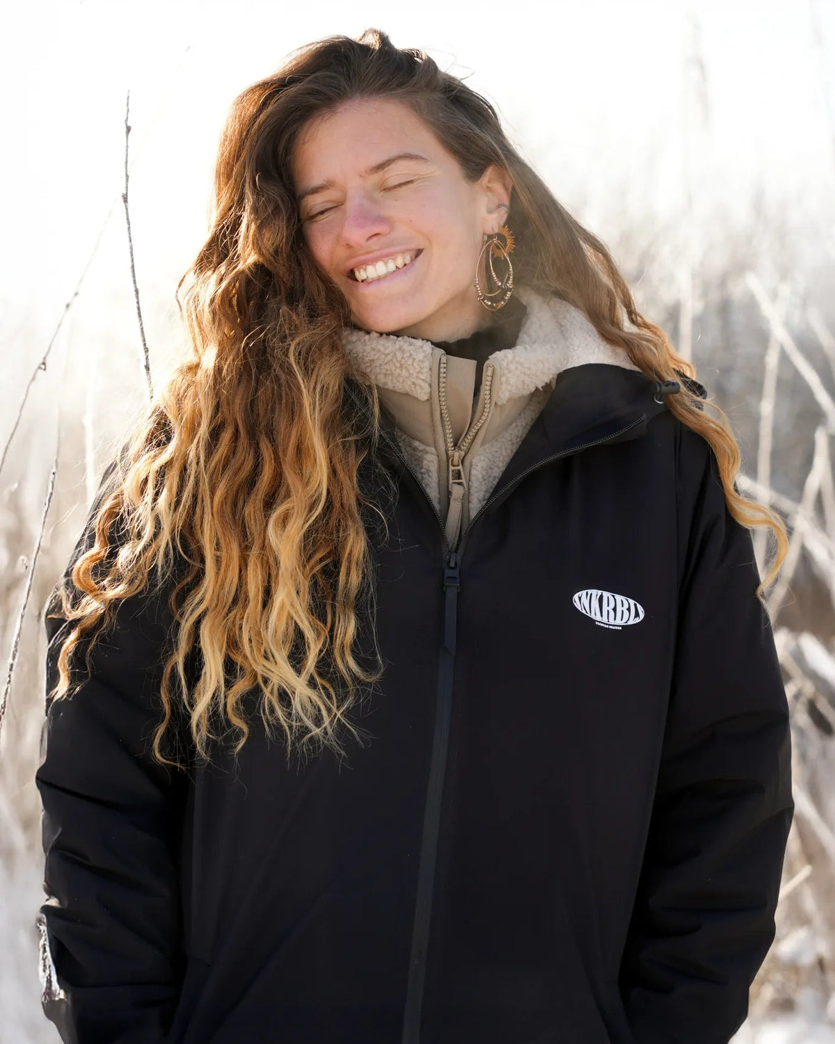 Damen Winterjacke wasserdicht schwarz – Rebels Sherpa Jacket beim Spaziergang in der Natur