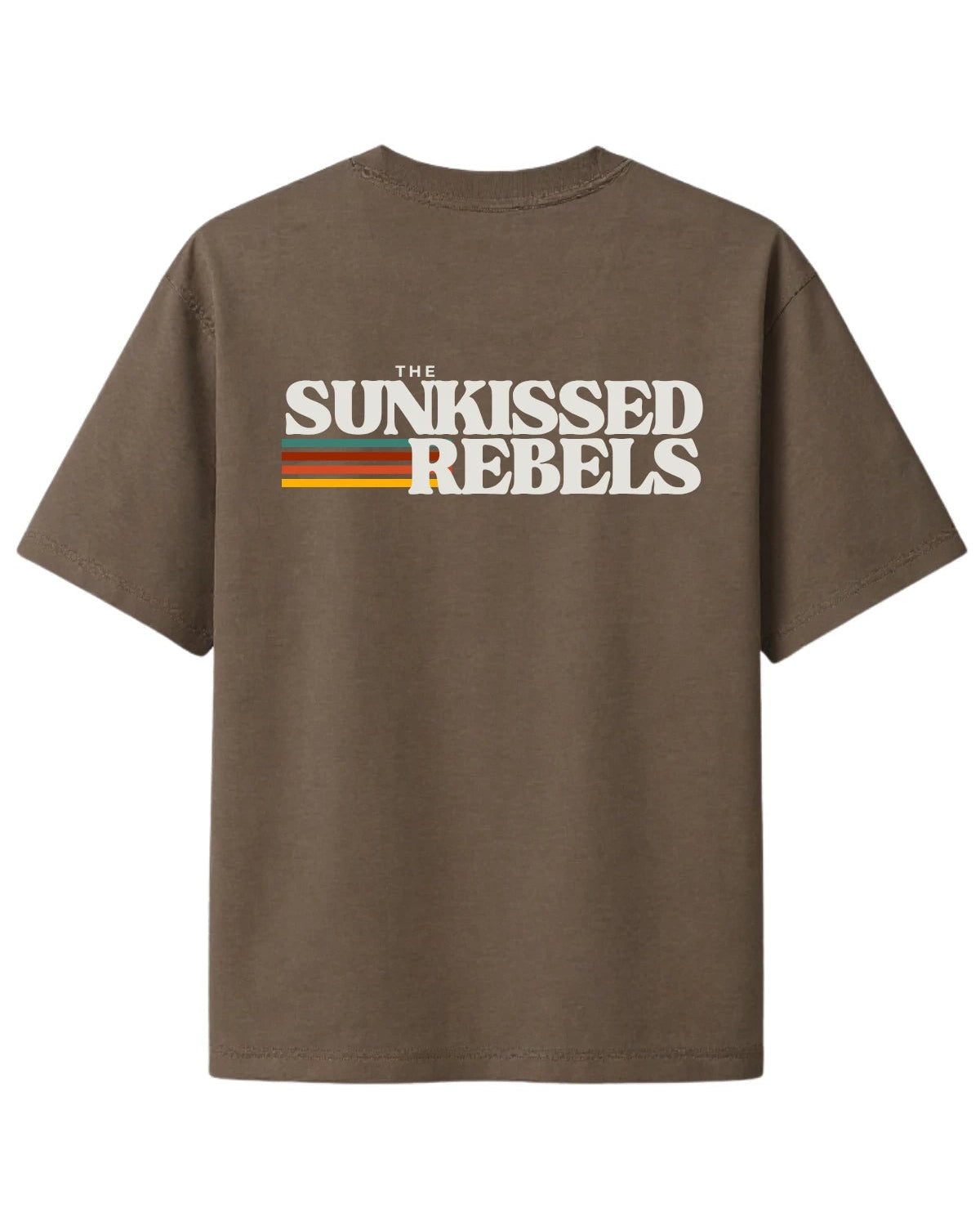 T-Shirt Rückseite in Mocha mit großem Retro „Sunkissed Rebels” Logo und farbigen Streifen in Orange und Blau, Heavy Fit.