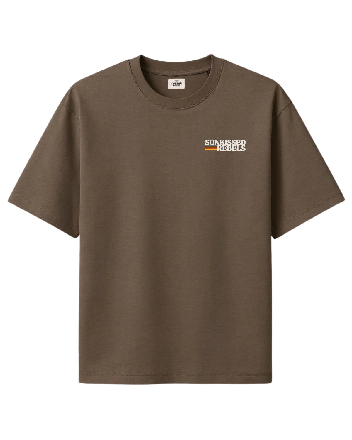 T-Shirt Vorderseite in Mocha mit kleinem Retro „Sunkissed Rebels” Brustlogo und farbigem Streifen-Detail.