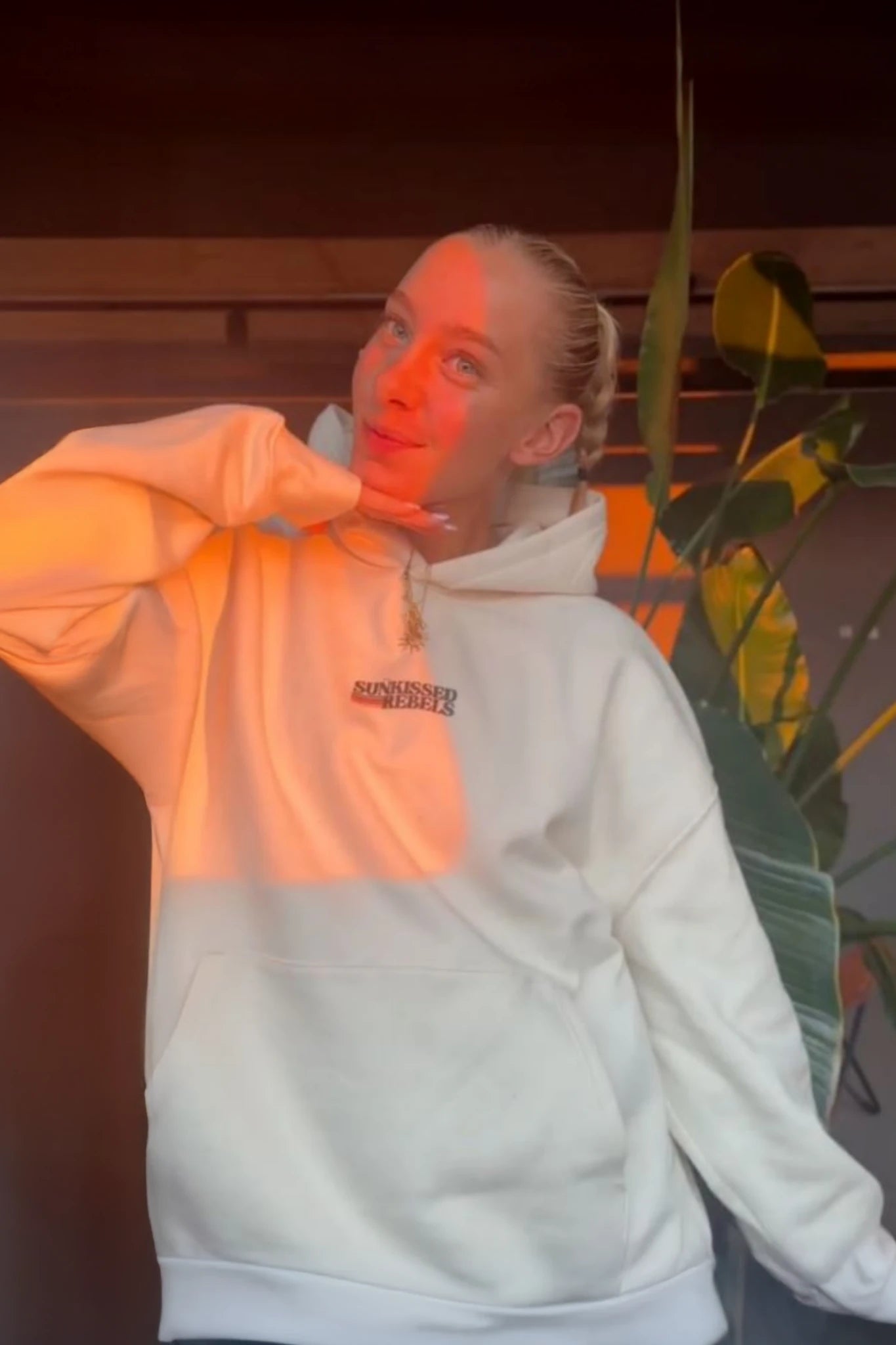 Indoor Lifestyle Shot des Retro Vibes Hoodie Cream von The Sunkissed Rebels in warmem Licht