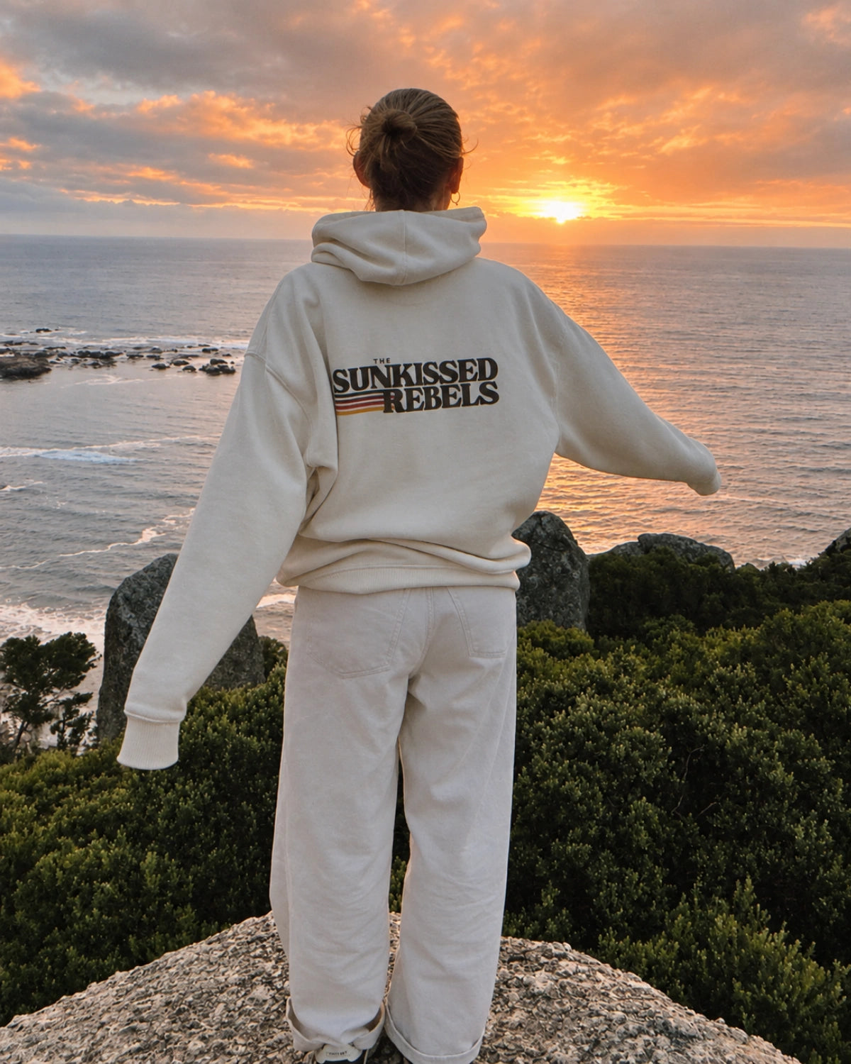 Retro Vibes Oversized Hoodie in Cream – Rückenansicht mit großem The Sunkissed Rebels Backprint am Meer