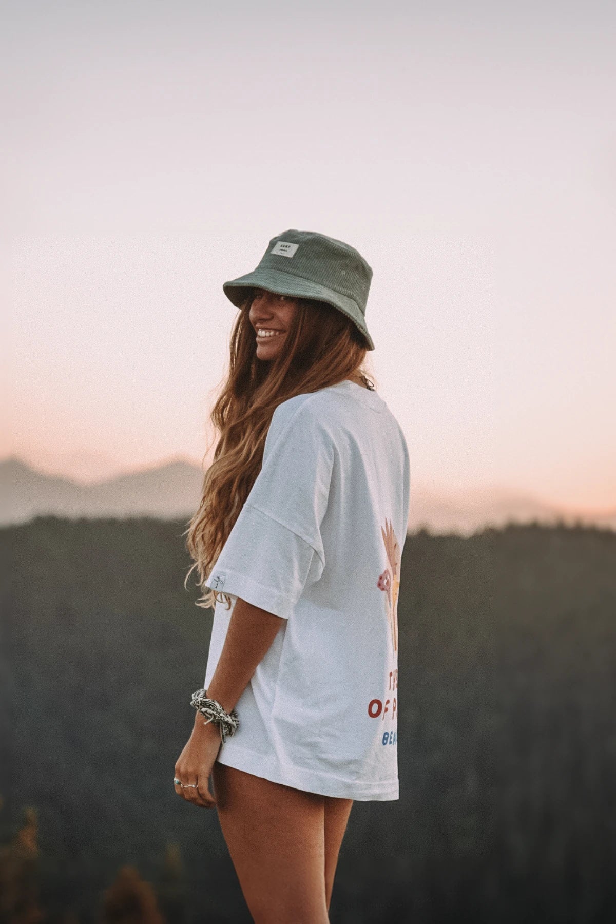 The Bird of Paradise Shirt von The Sunkissed Rebels – weißes Oversized T-Shirt im Berglicht von der Seite