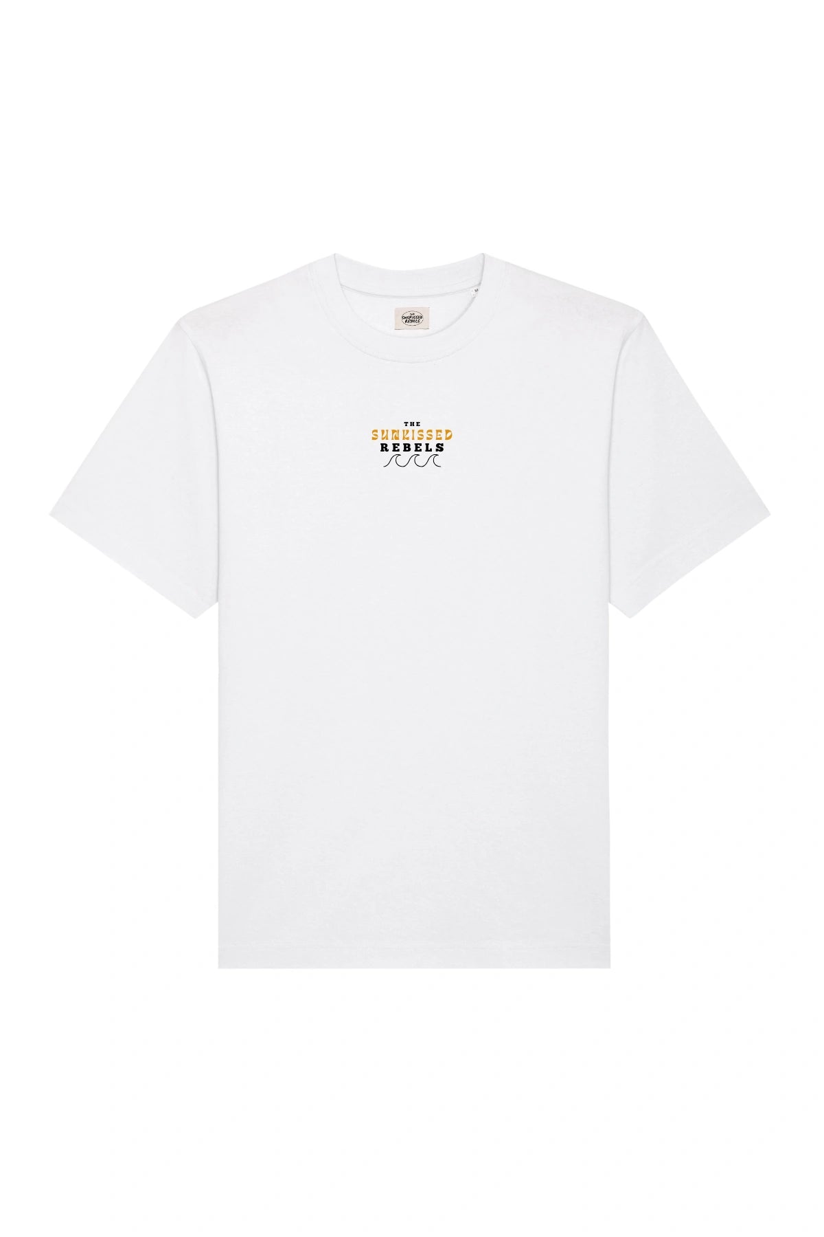 Vorderseite eines weißen Oversize T-Shirts mit kleinem „The Sunkissed Rebels“-Logo in Gelb und Schwarz