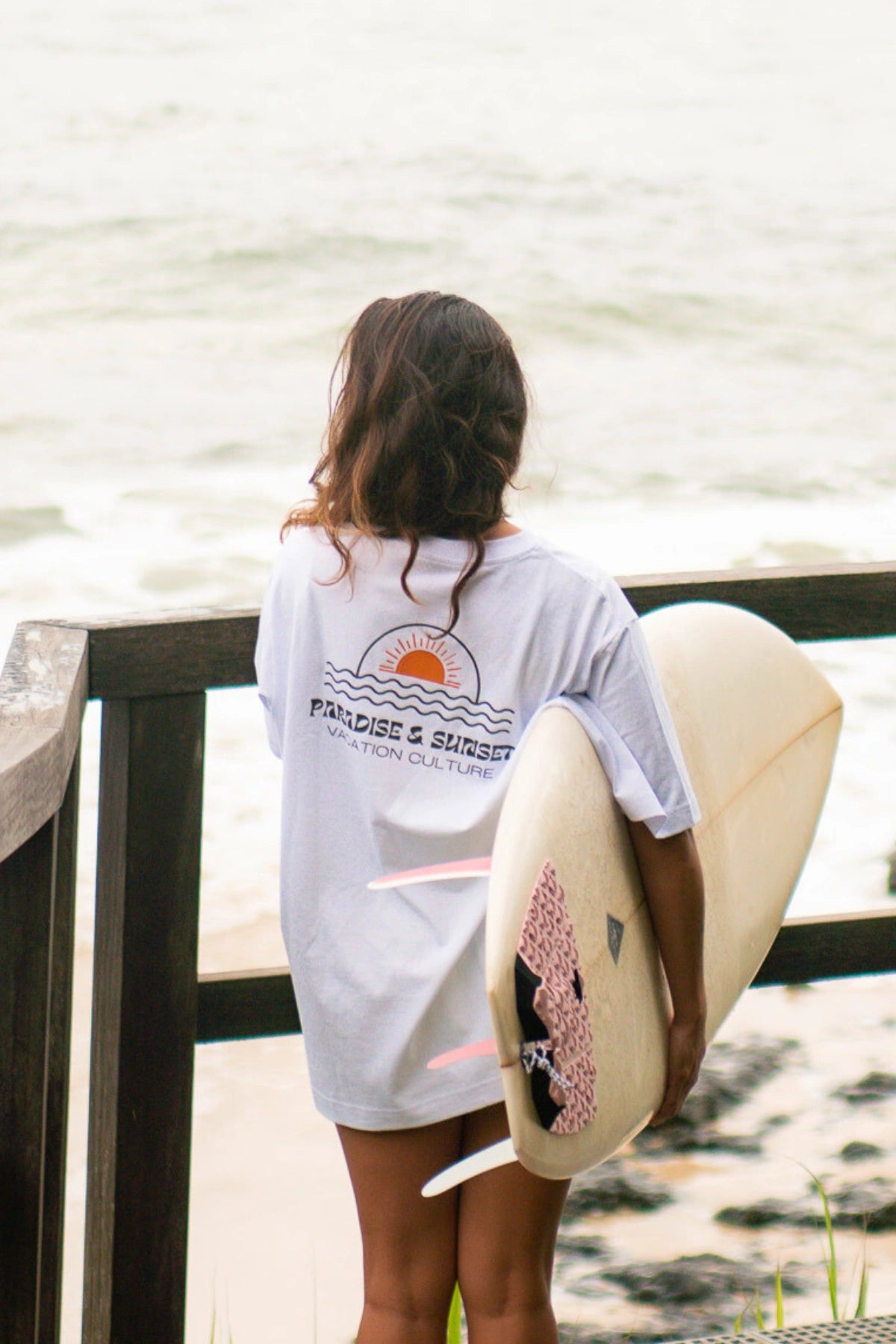 Rückenansicht mit Logo vom weißen Oversized T-Shirt Paradise & Sunset von The Sunkissed Rebels