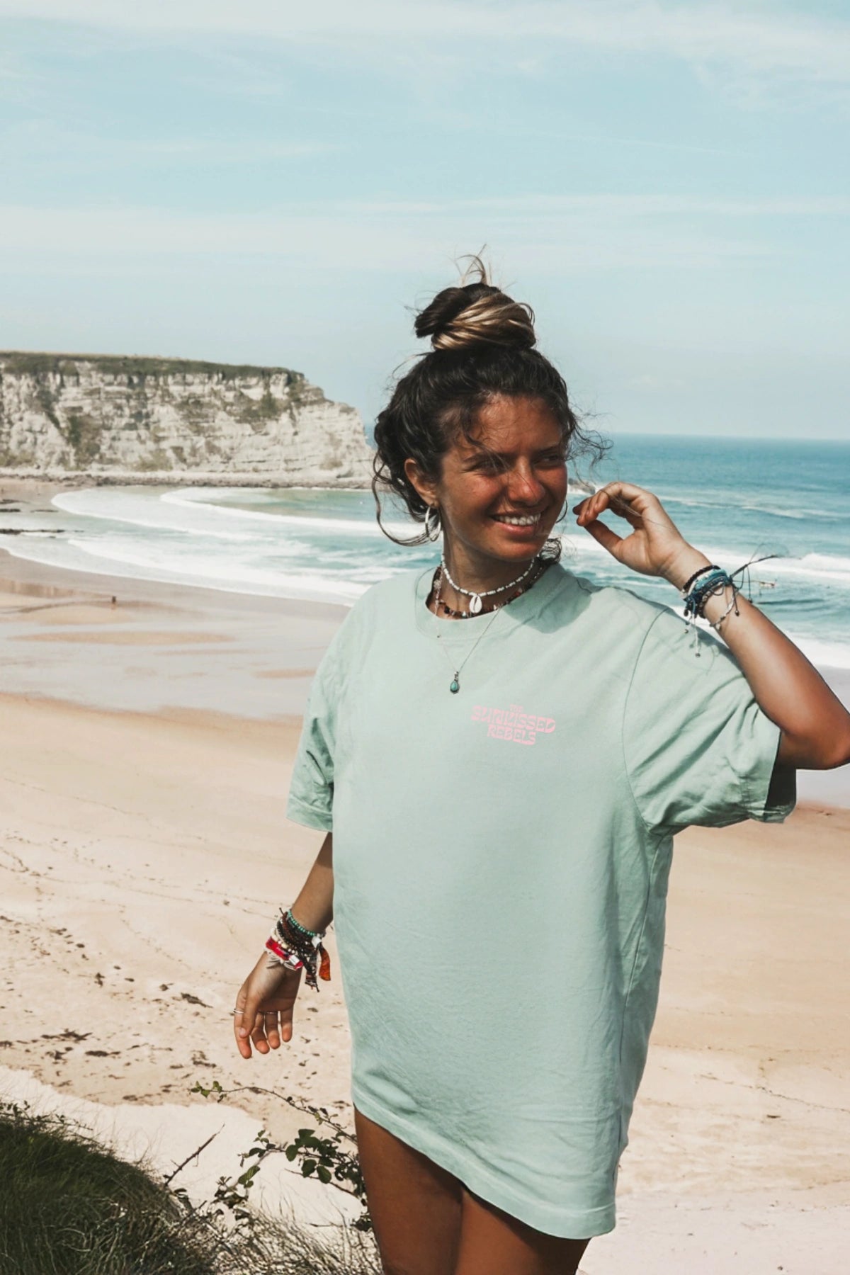 Mintgrünes Oversized T-Shirt von The Sunkissed Rebels – lachend am Strand getragen