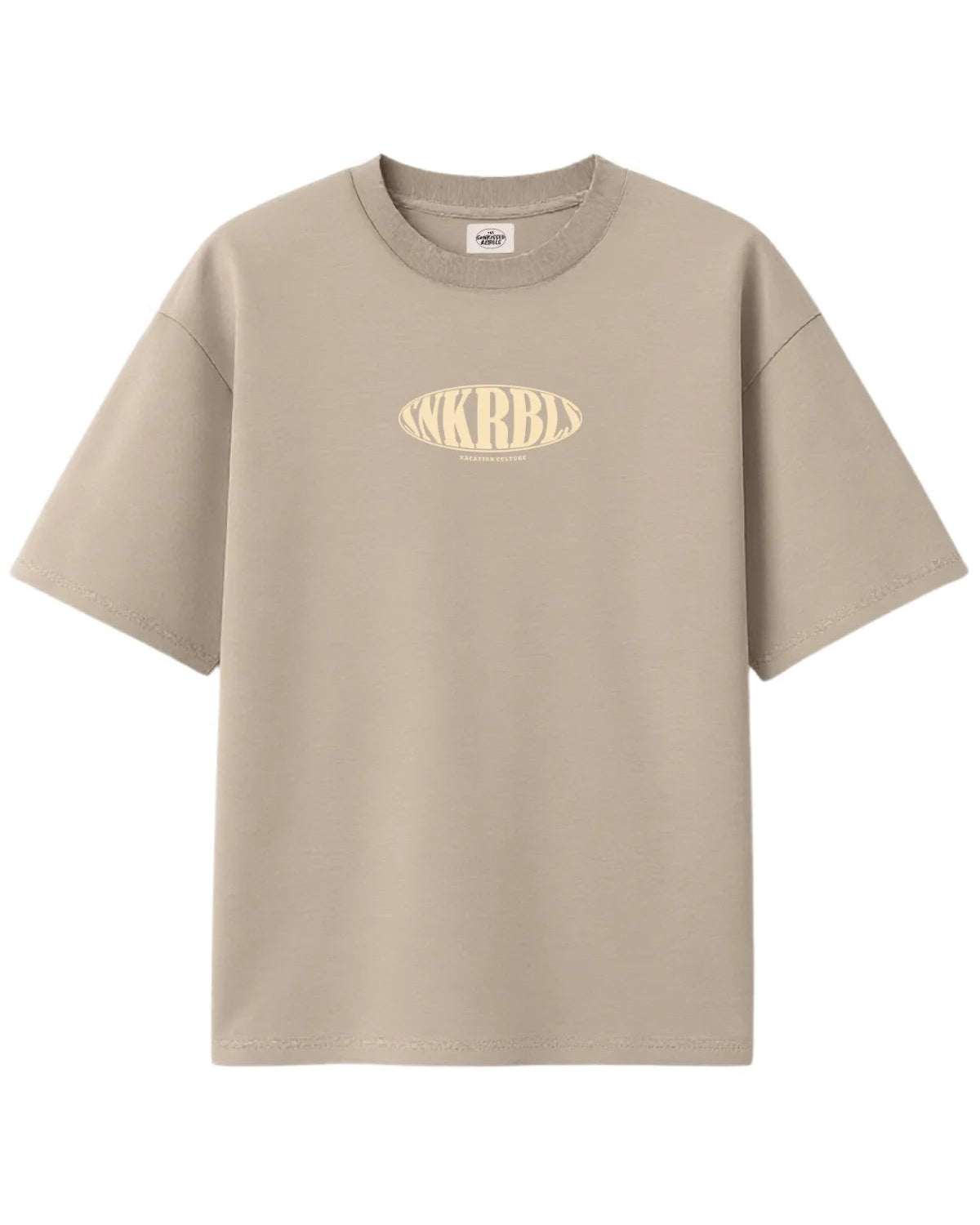 Vorderseite des SNKRBLS Boxy Oversized T-Shirts in Stone mit cremefarbenem SNKRBLS Logo.