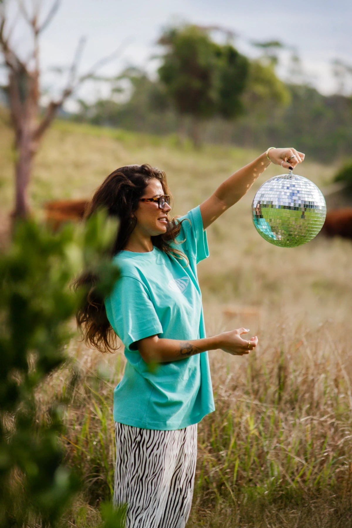 Disco-Vibes in der Natur mit dem SNKRBLS Pool Blue Shirt – Spiegelkugel und Sommerfeeling
