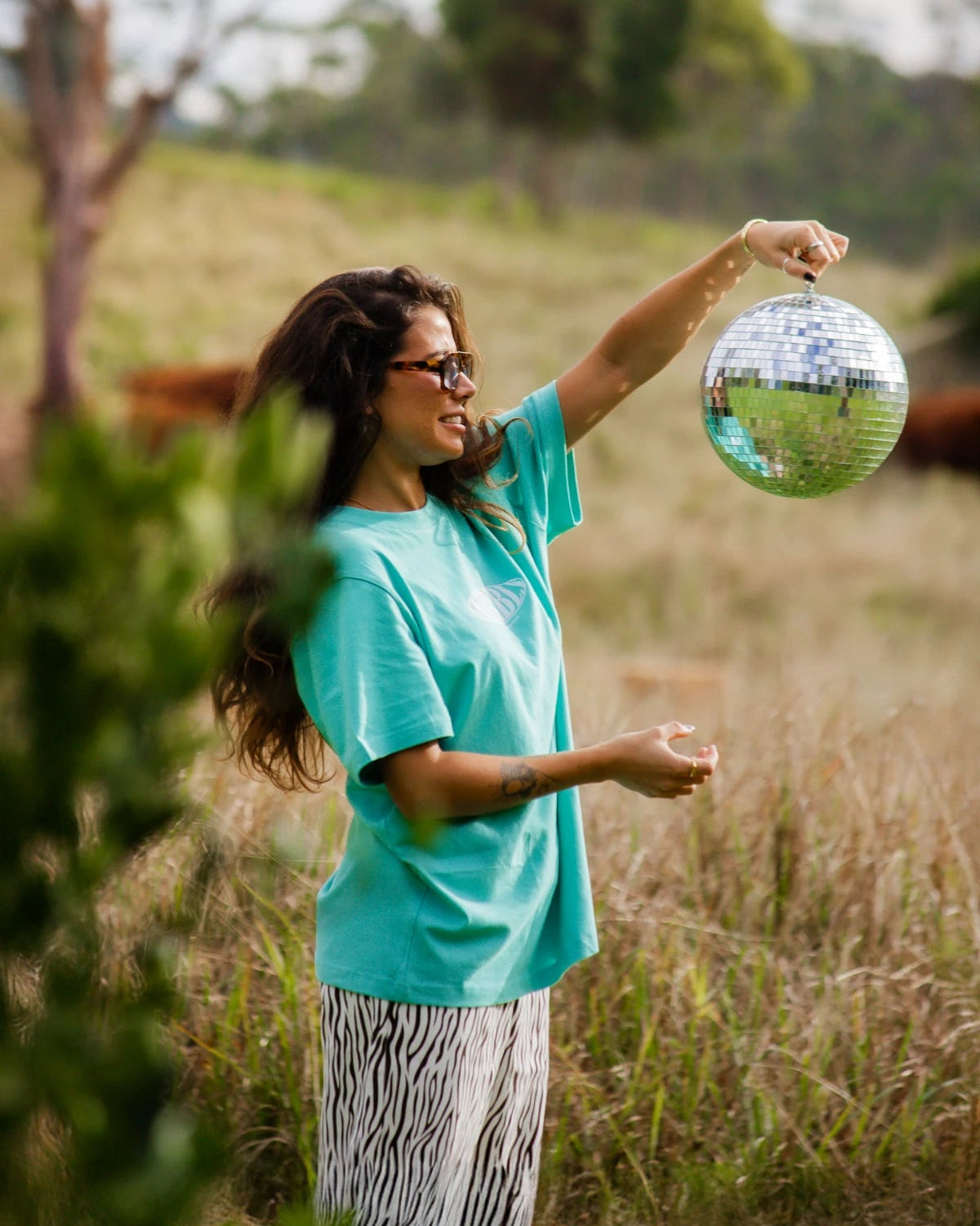 Disco-Vibes in der Natur mit dem SNKRBLS Pool Blue Shirt – Spiegelkugel und Sommerfeeling