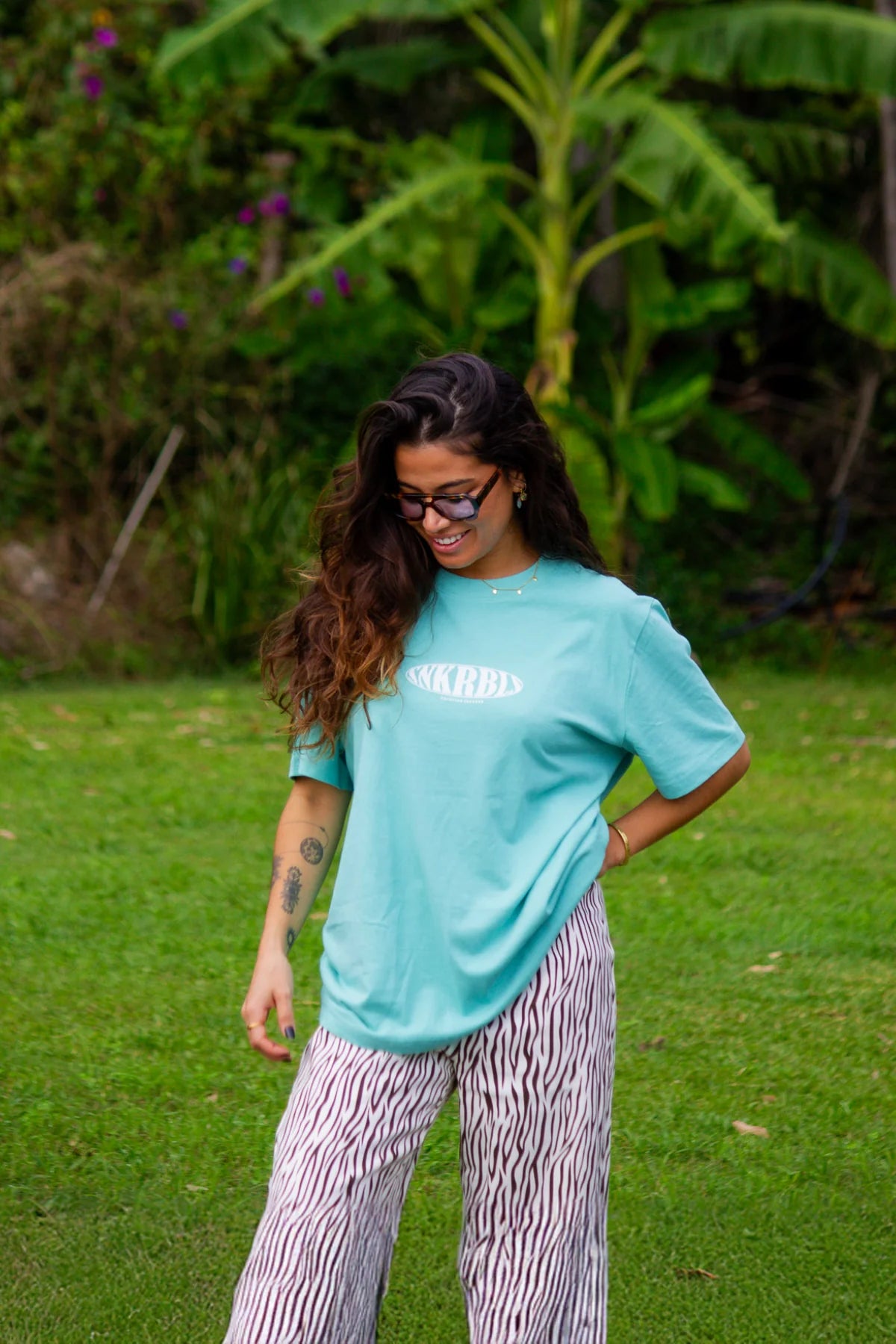 SNKRBLS Unisex T-Shirt in Pool Blue – entspannter Sommermoment im grünen Garten