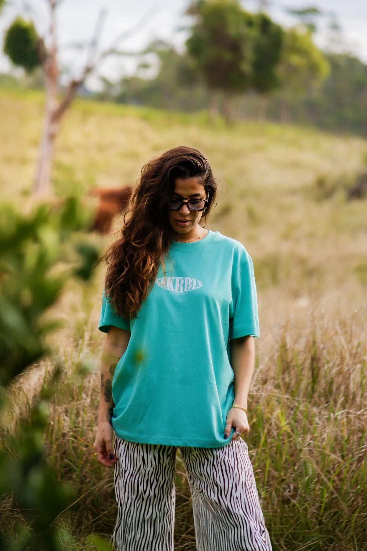 Nachdenklicher Naturmoment im SNKRBLS T-Shirt Pool Blue – ruhig, stark, stilvoll