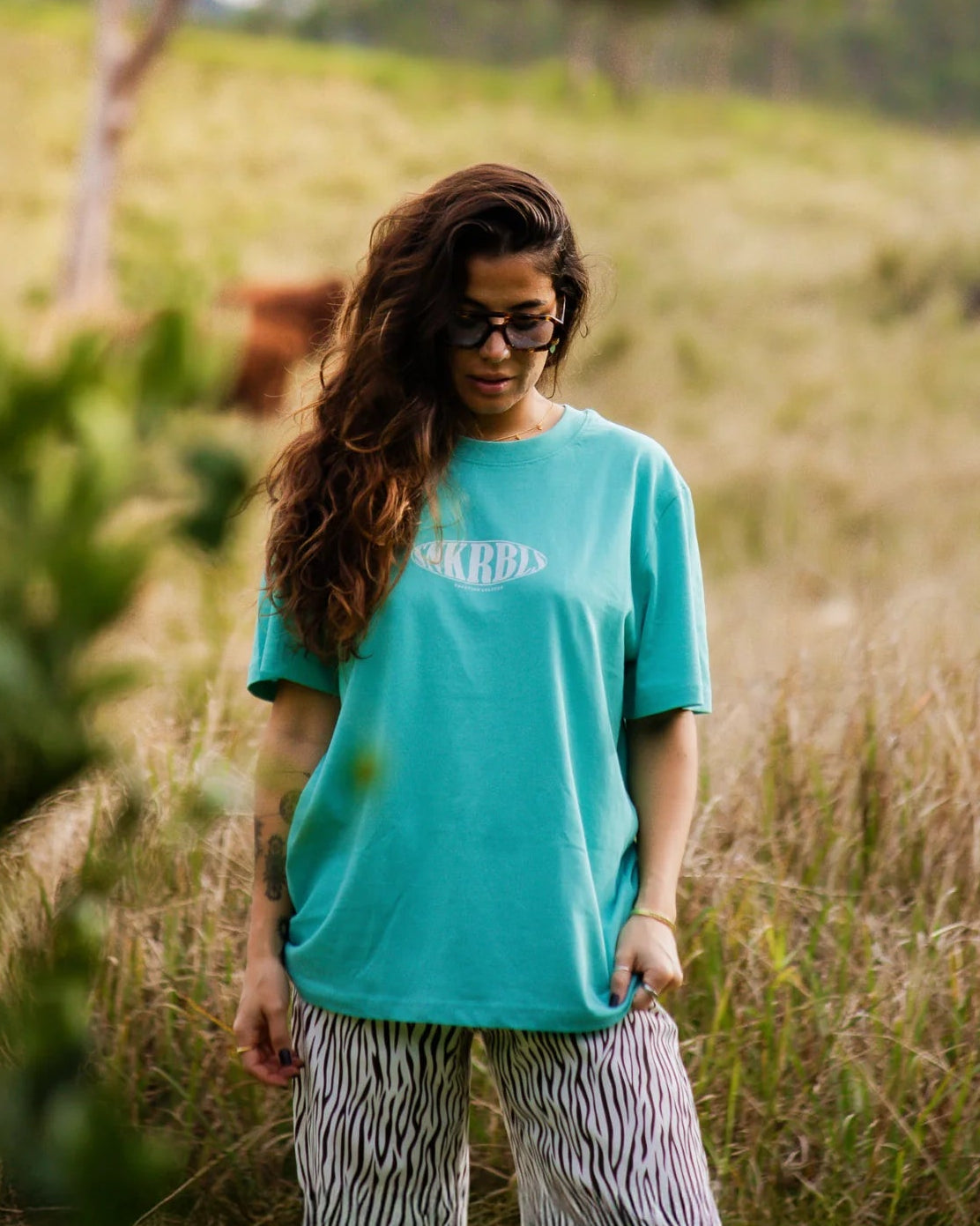 Nachdenklicher Naturmoment im SNKRBLS T-Shirt Pool Blue – ruhig, stark, stilvoll