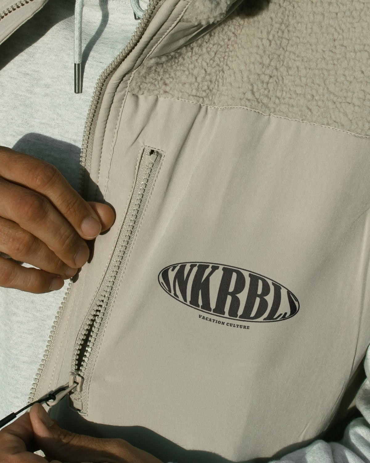 The Sunkissed Rebels Logo auf Westentasche