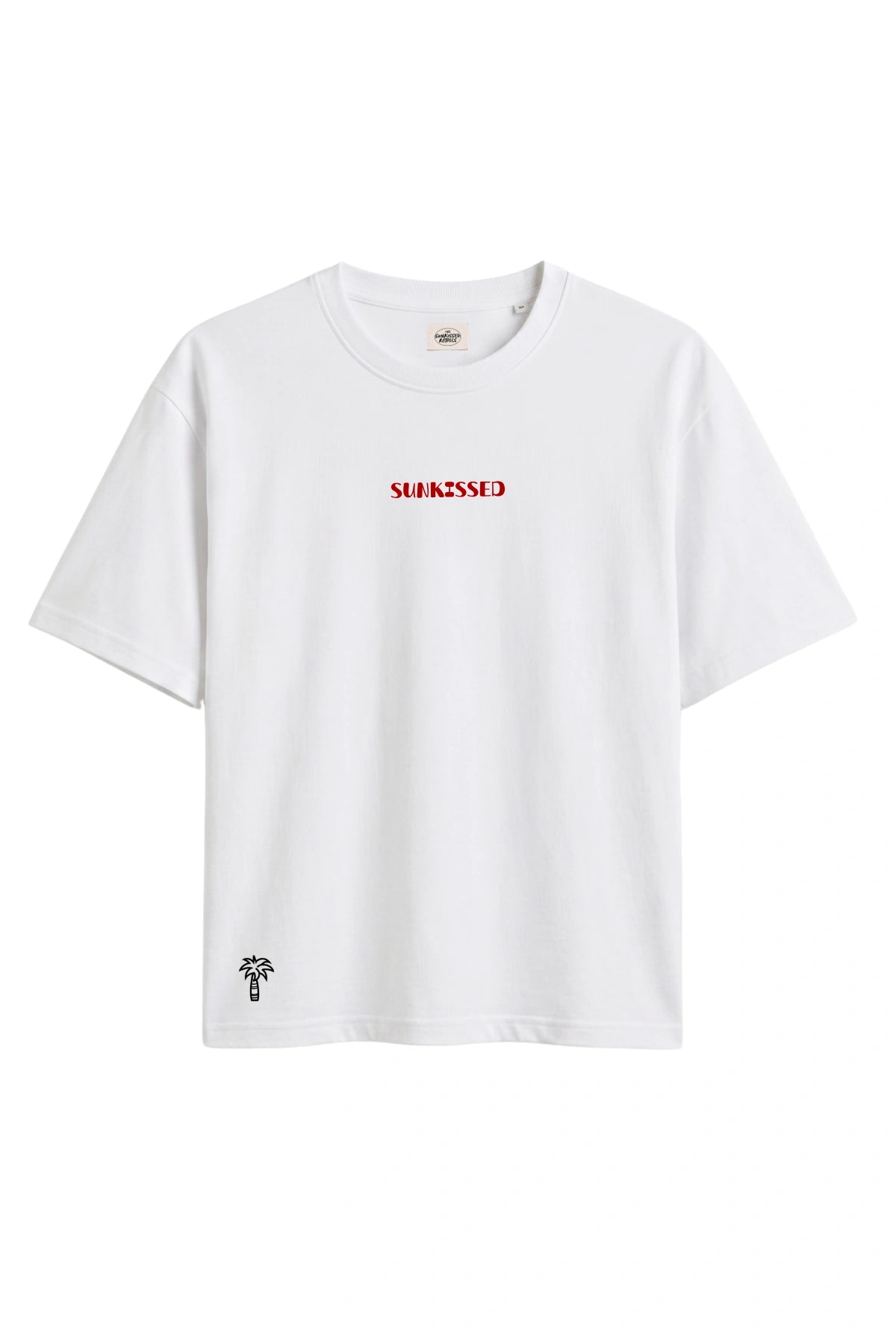 Weißes Sunkissed Original Light T-Shirt mit rotem Logo vorne, Studio Produktbild