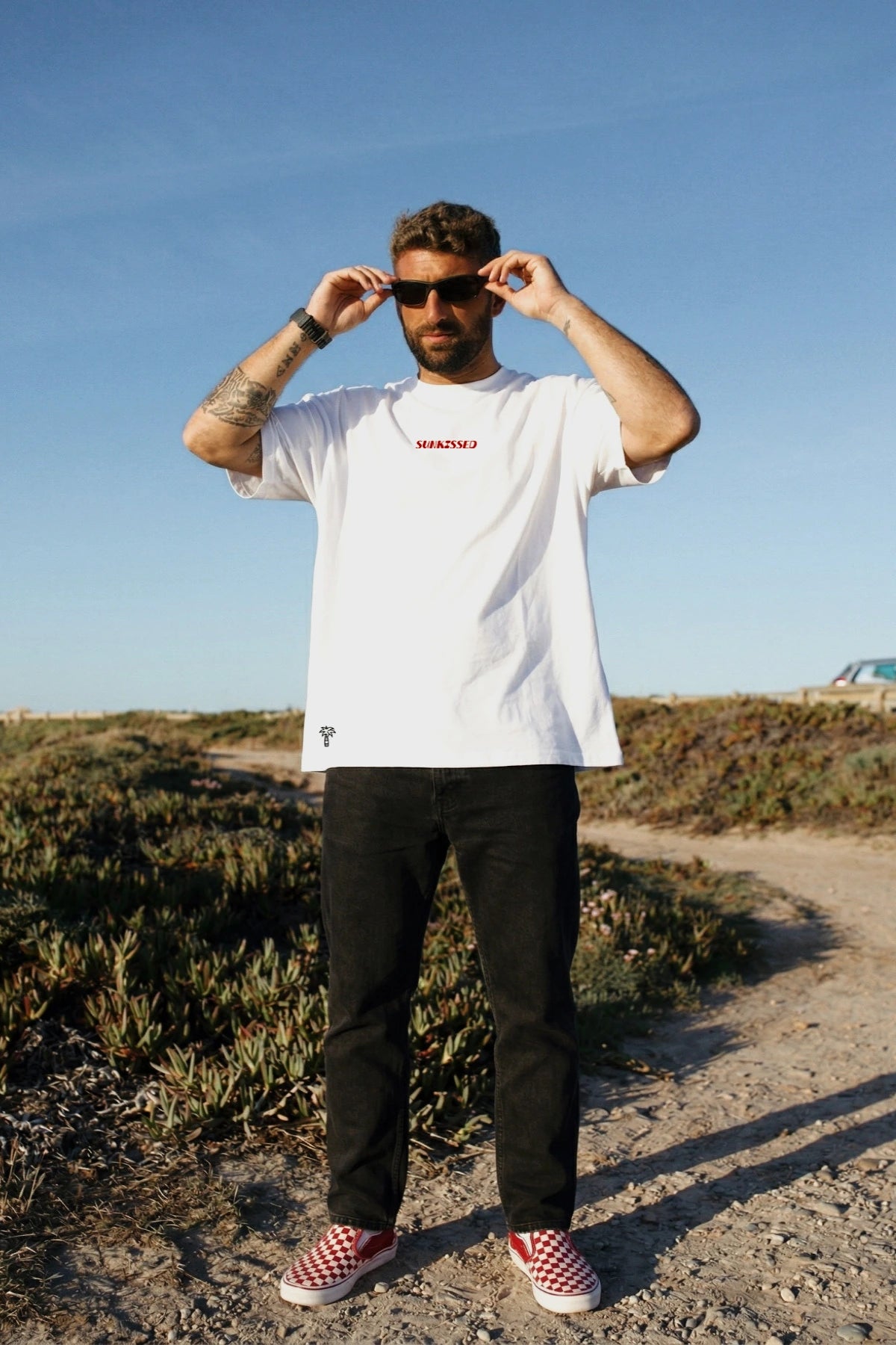 Sunkissed Original T-Shirt White Outfit – weißes T-Shirt im Streetwear Style mit Jeans und Sneakern draußen getragen