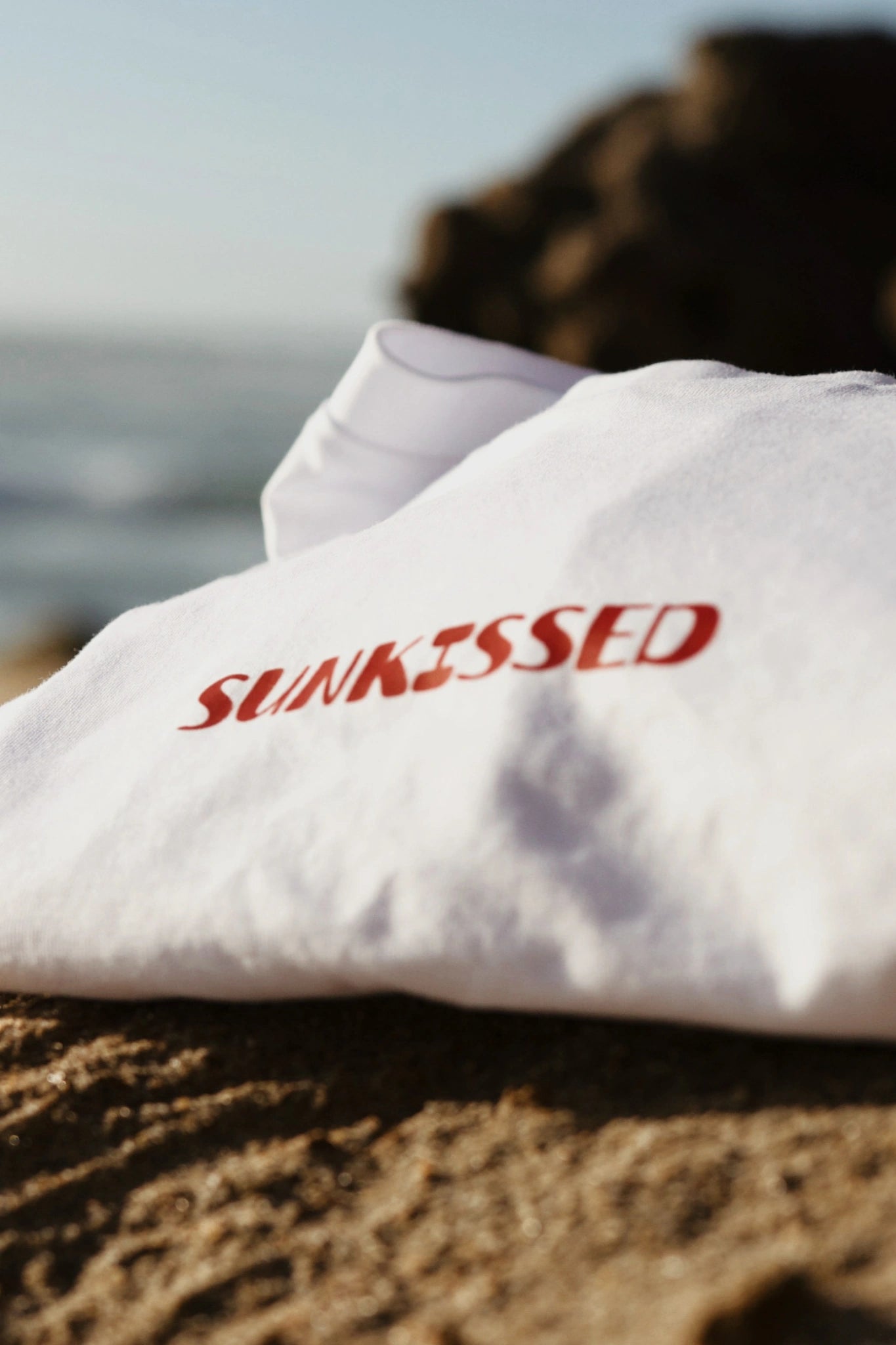 Sunkissed Original T-Shirt White Detail Logo Nahaufnahme Strand