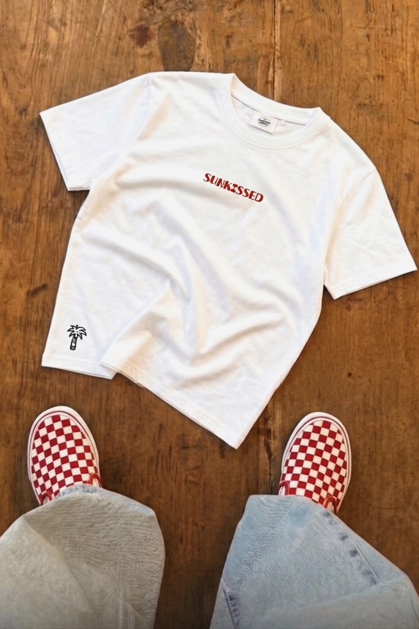 Sunkissed Original T-Shirt White Flatlay Holz Hintergrund