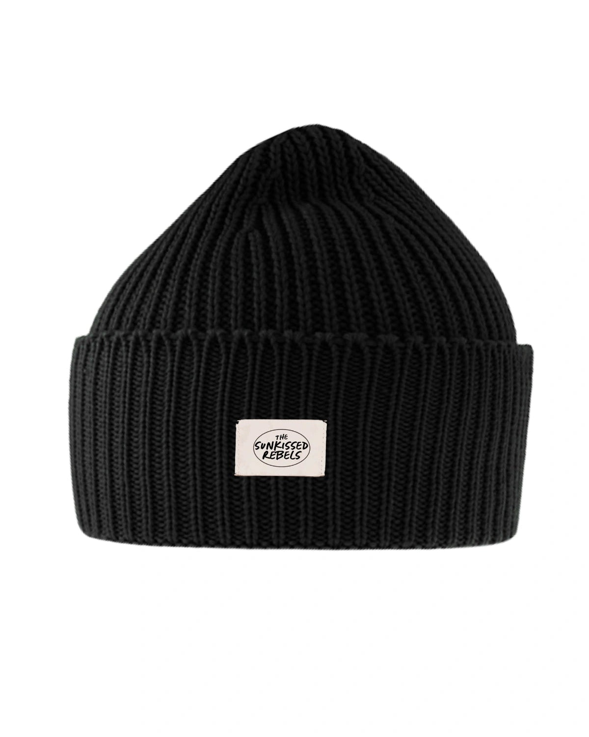 Rebels Big Beanie in Black von The Sunkissed Rebels aus gerippter Strickstruktur vor weißem Hintergrund