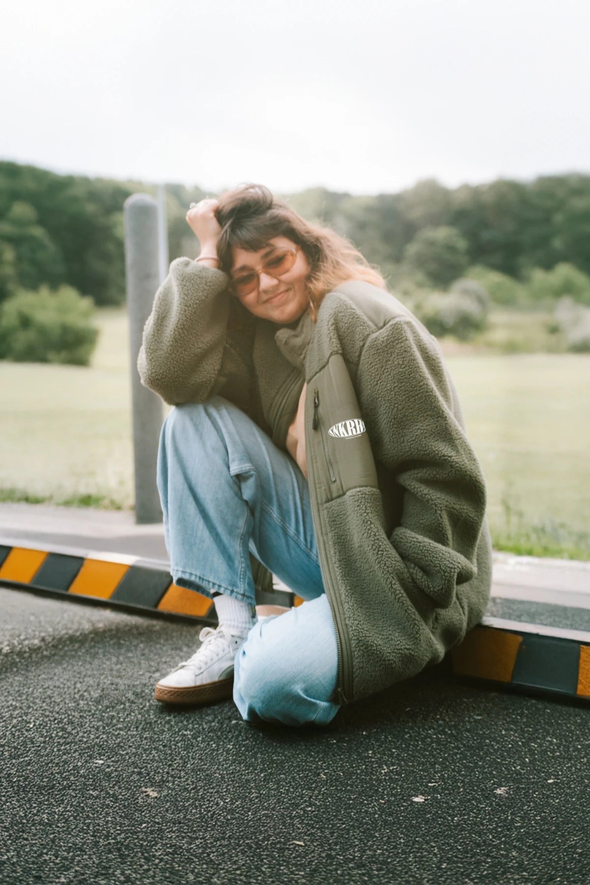 Entspannte Frau im Grüner Fleece Jacke Outfit – Sunkissed Rebels