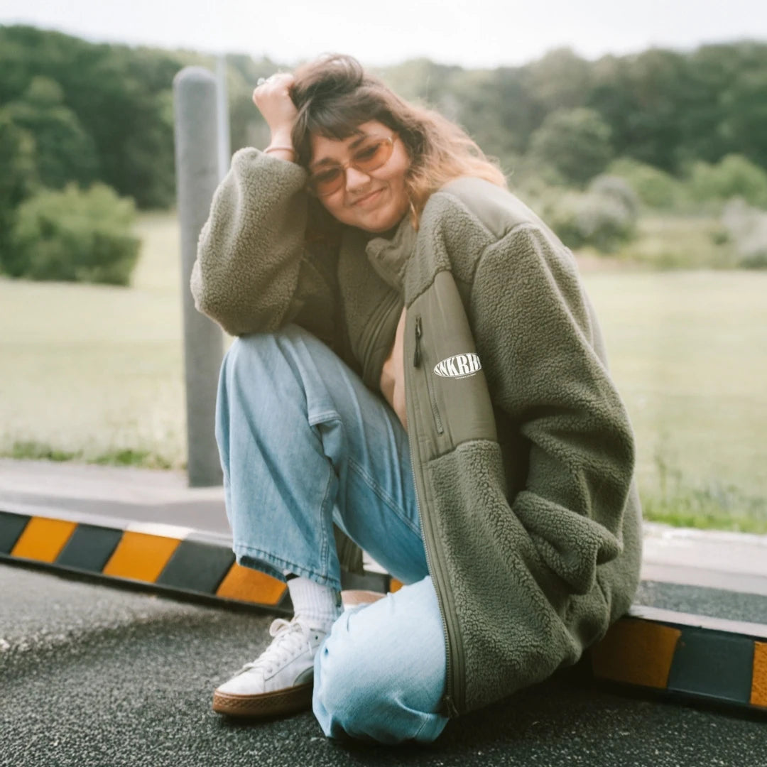 rau mit Sonnenbrille im grünen Fleece-Outfit von Sunkissed Rebels