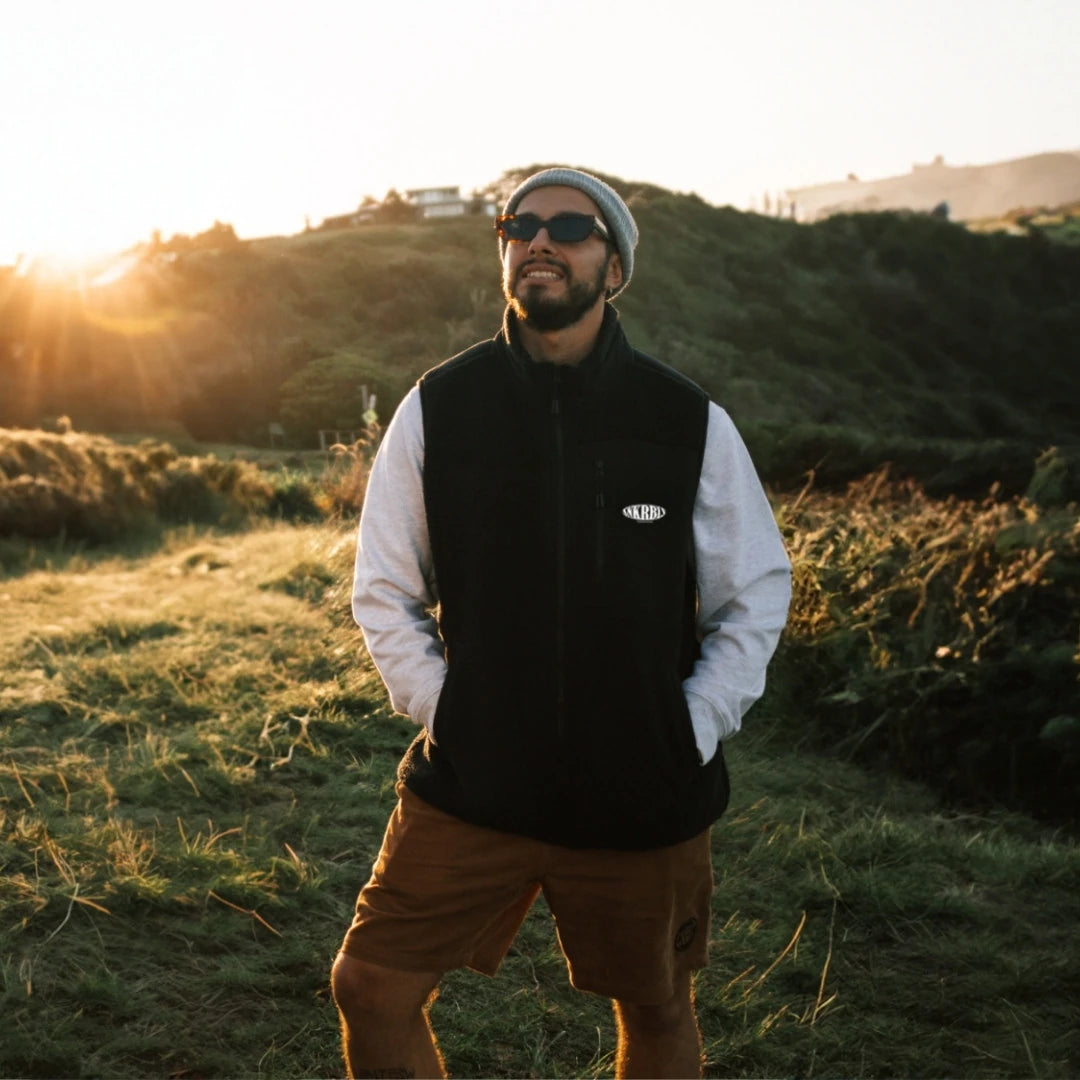 Mann mit Weste und Sonnenbrille im Sonnenuntergang – Sunkissed Rebels