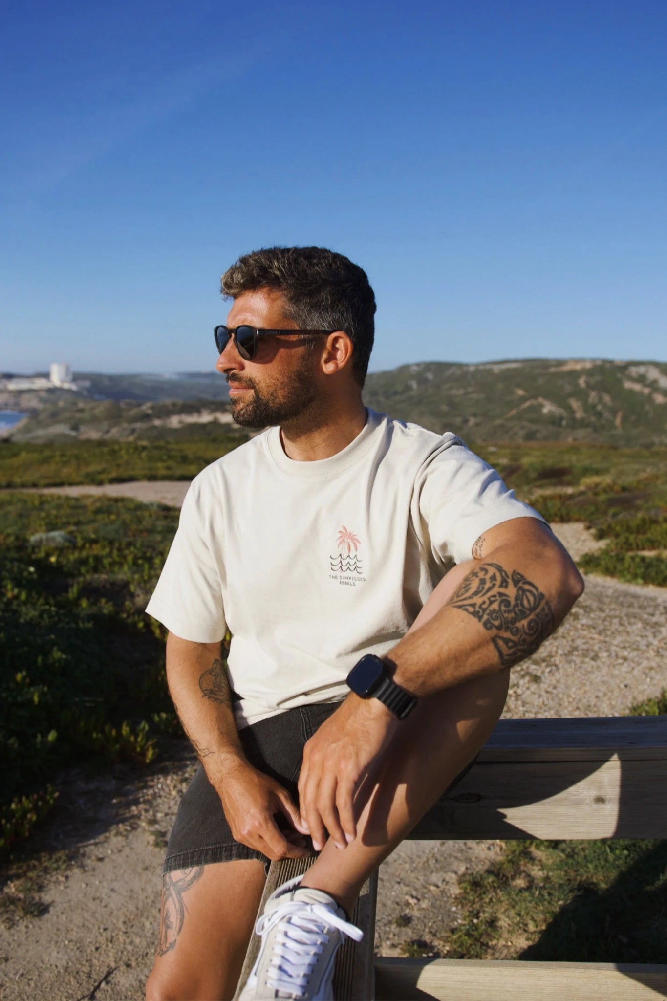 Oversized T-Shirt Sand Waves Palm Trees Detail Frontansicht Herren Outfit Sommer Küste Lifestyle