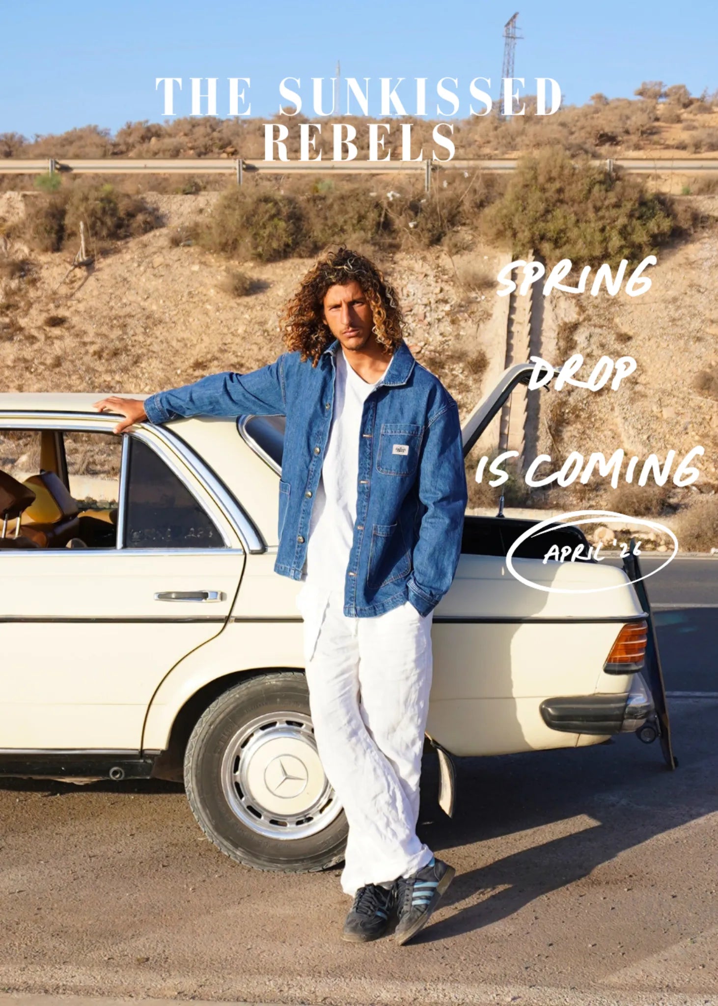 odel neben Vintage Mercedes in Wüstenlandschaft – The Sunkissed Rebels Spring Drop 2026 Fashion Kampagne