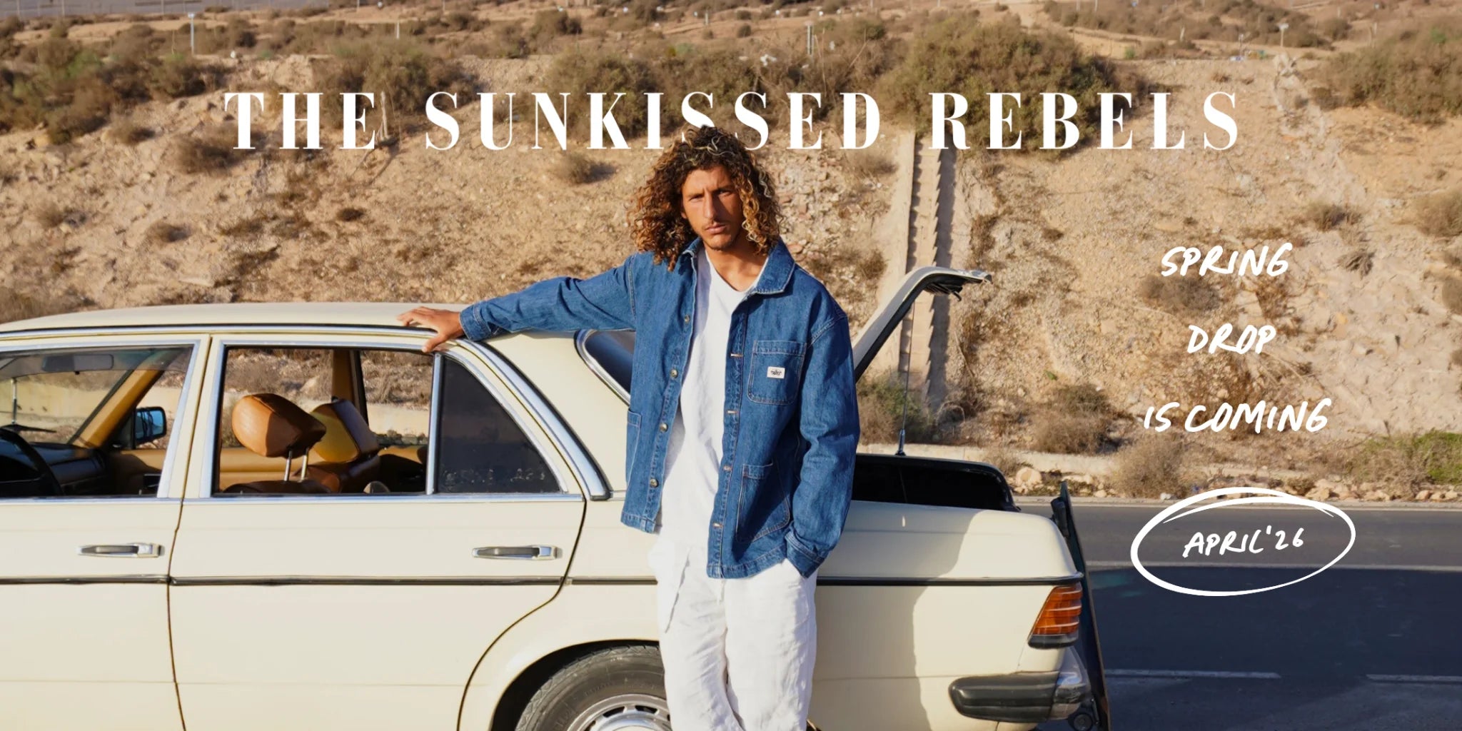 Model neben Vintage Auto in Wüstenlandschaft – The Sunkissed Rebels Spring Drop 2026 Fashion Kampagne