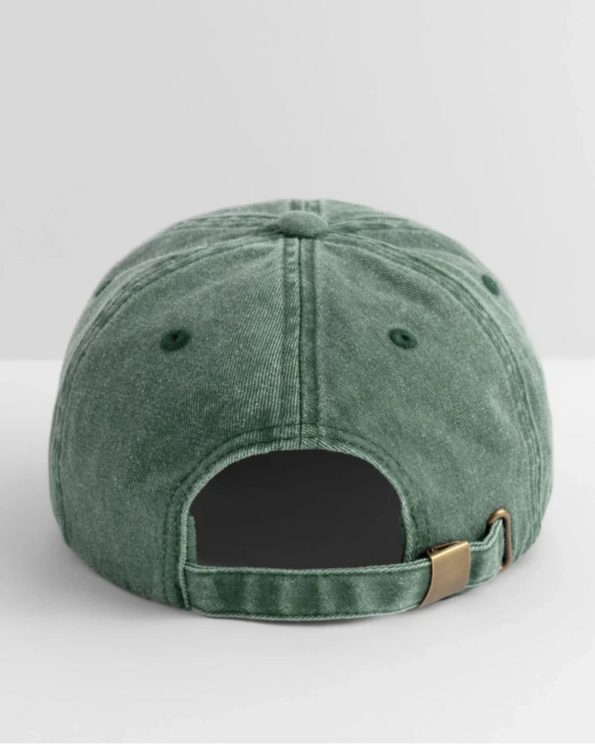 Vintage grüne Cap Rückansicht mit verstellbarem Verschluss und Metallclip