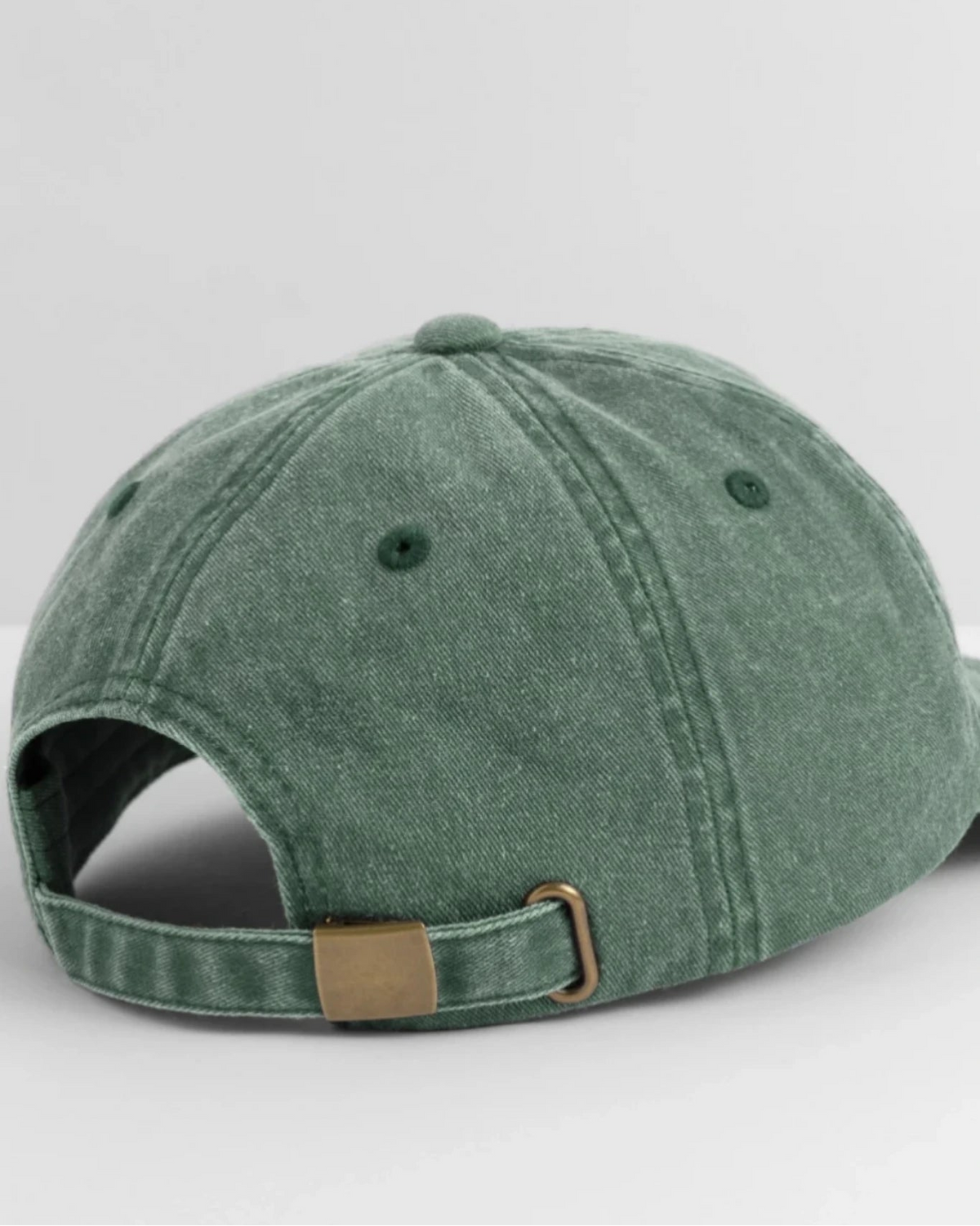 Vintage grüne Cap in Seitenansicht mit washed Effekt und hochwertigem Material