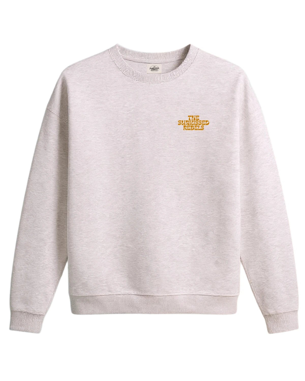 Hellgrauer Sweater mit orangem Brustlogo ‘THE SUNKISSED REBELS’, minimalistisches Design von The Sunkissed Rebels