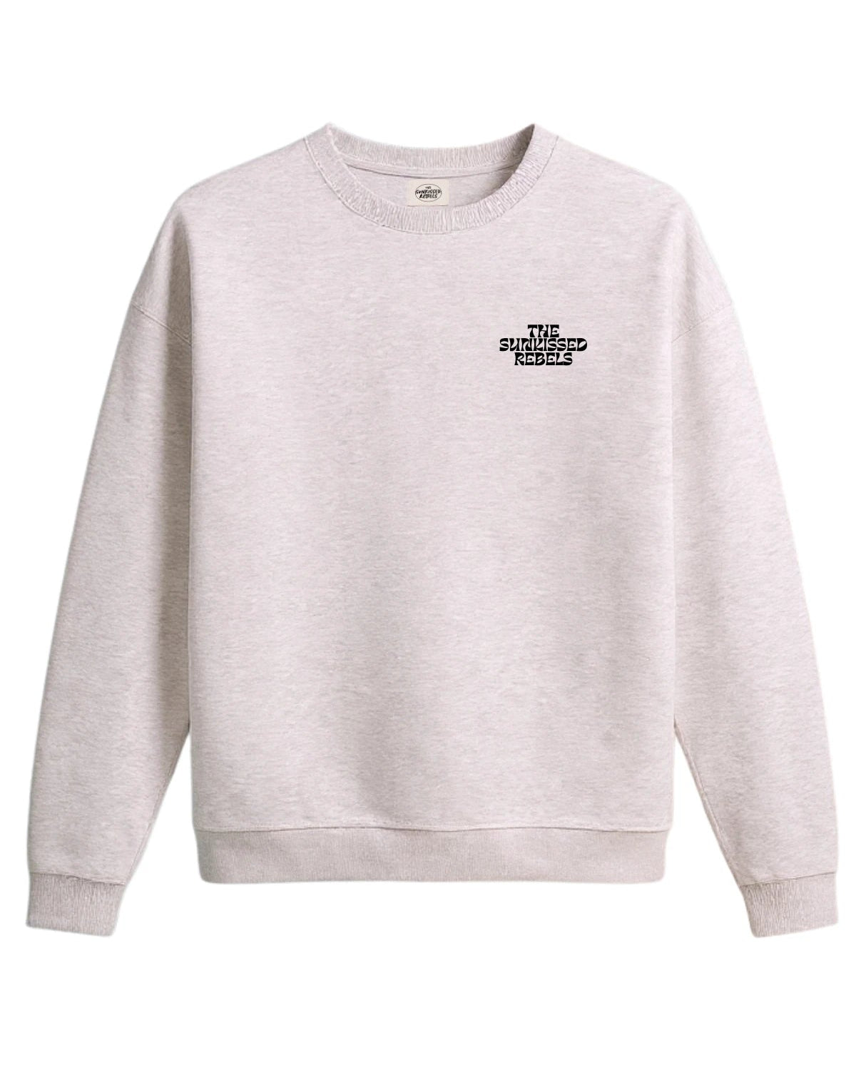 Hellgrauer Sweater mit schwarzem Brustlogo ‘THE SUNKISSED REBELS’, minimalistisches Design von The Sunkissed Rebels.
