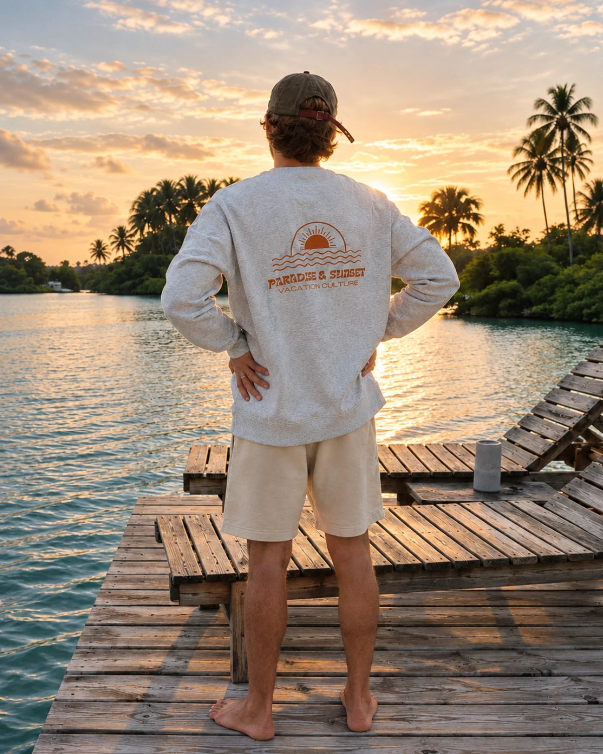 Mann trägt paradise & sunset Sweate rbeim Sonnenuntergang