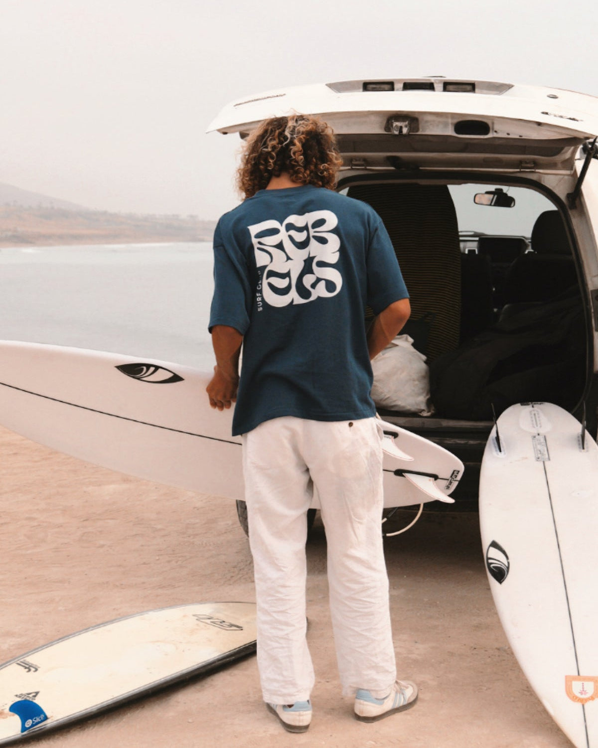 Oversized Surf Club T-Shirt in Deep Blue von The Sunkissed Rebels mit weißem Rückenprint.