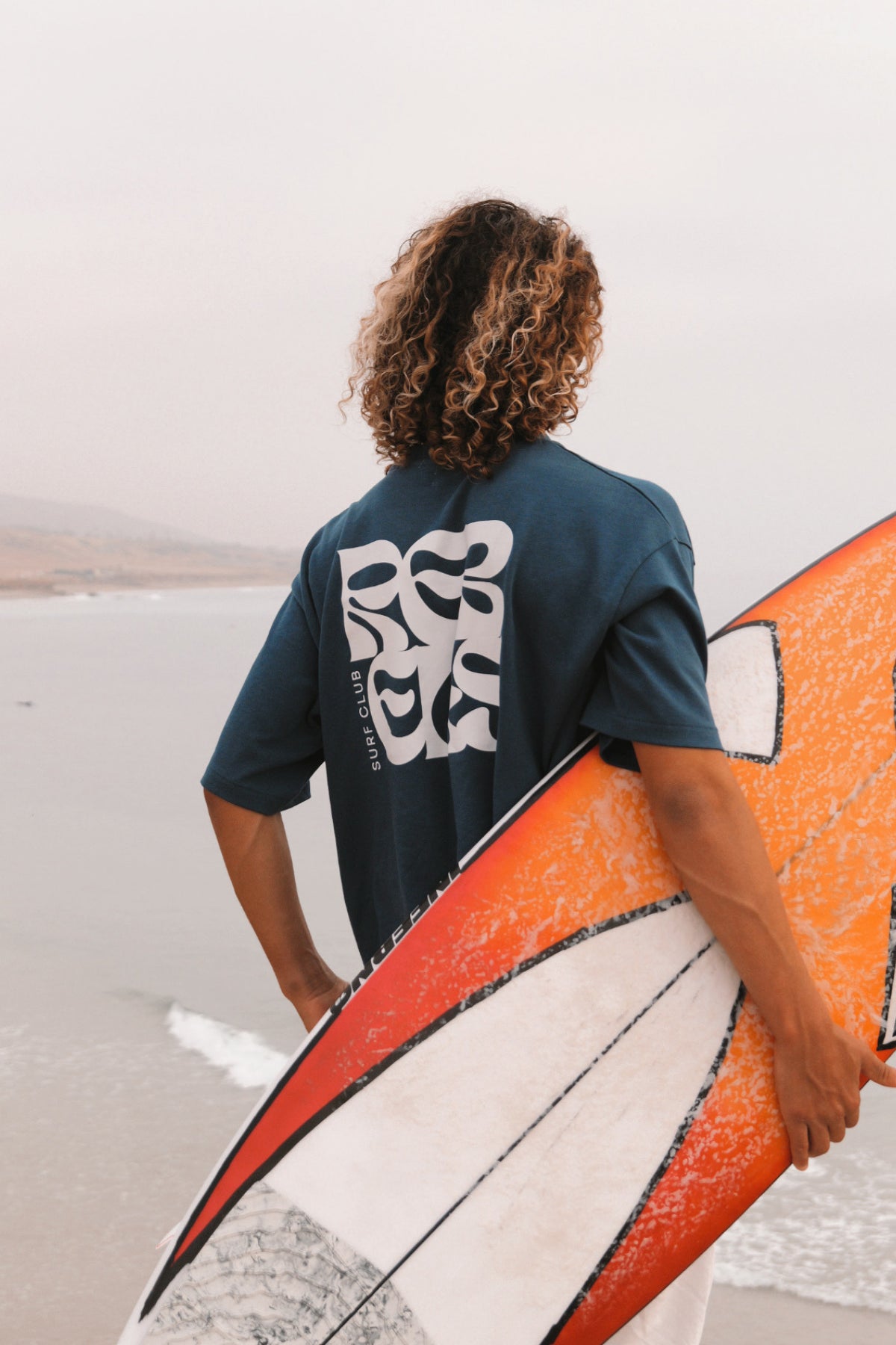 Nahaufnahme des Surf Club Rückenprints auf dem 280 GSM schwere Baumwolle T-Shirt in Deep Blue.