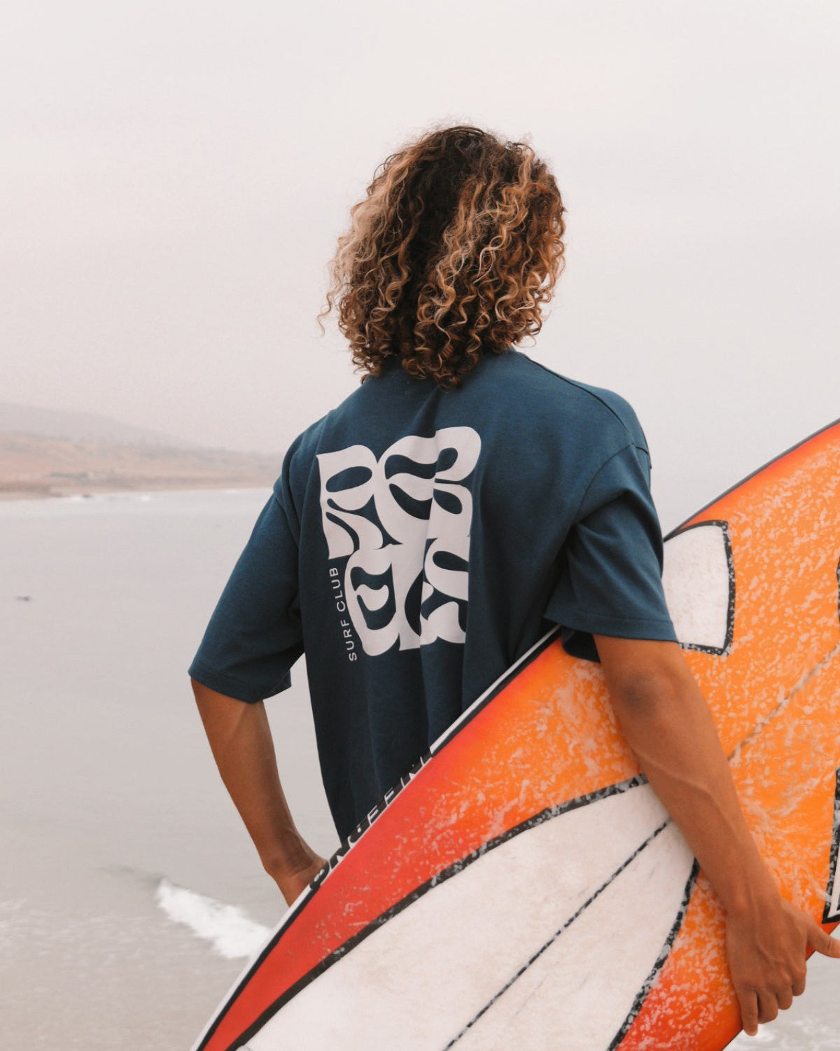 Nahaufnahme des Surf Club Rückenprints auf dem 280 GSM schwere Baumwolle T-Shirt in Deep Blue.