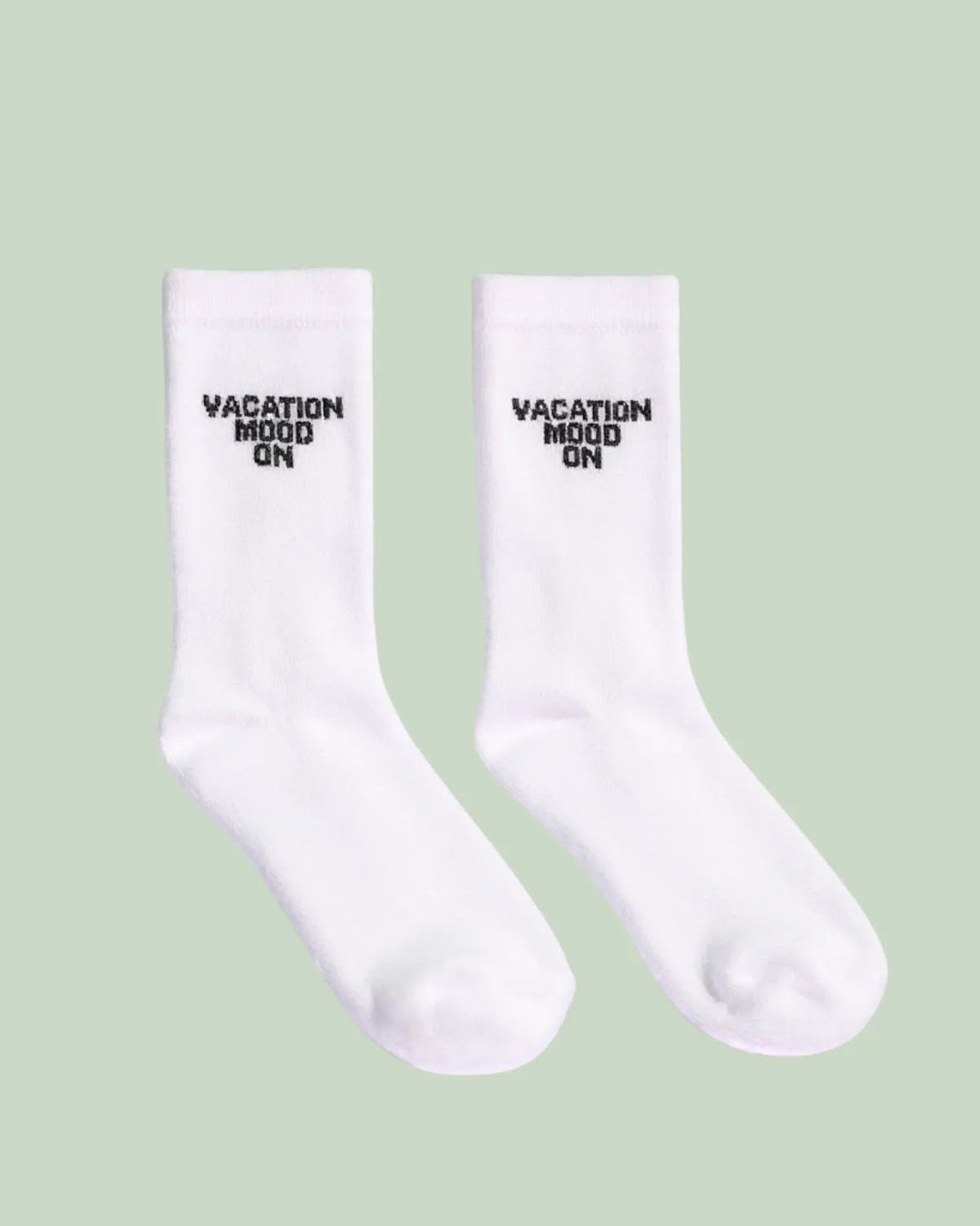 Weiße Tennissocken mit der schwarzen Aufschrift „Vacation Mood On“ auf dem Schaft.