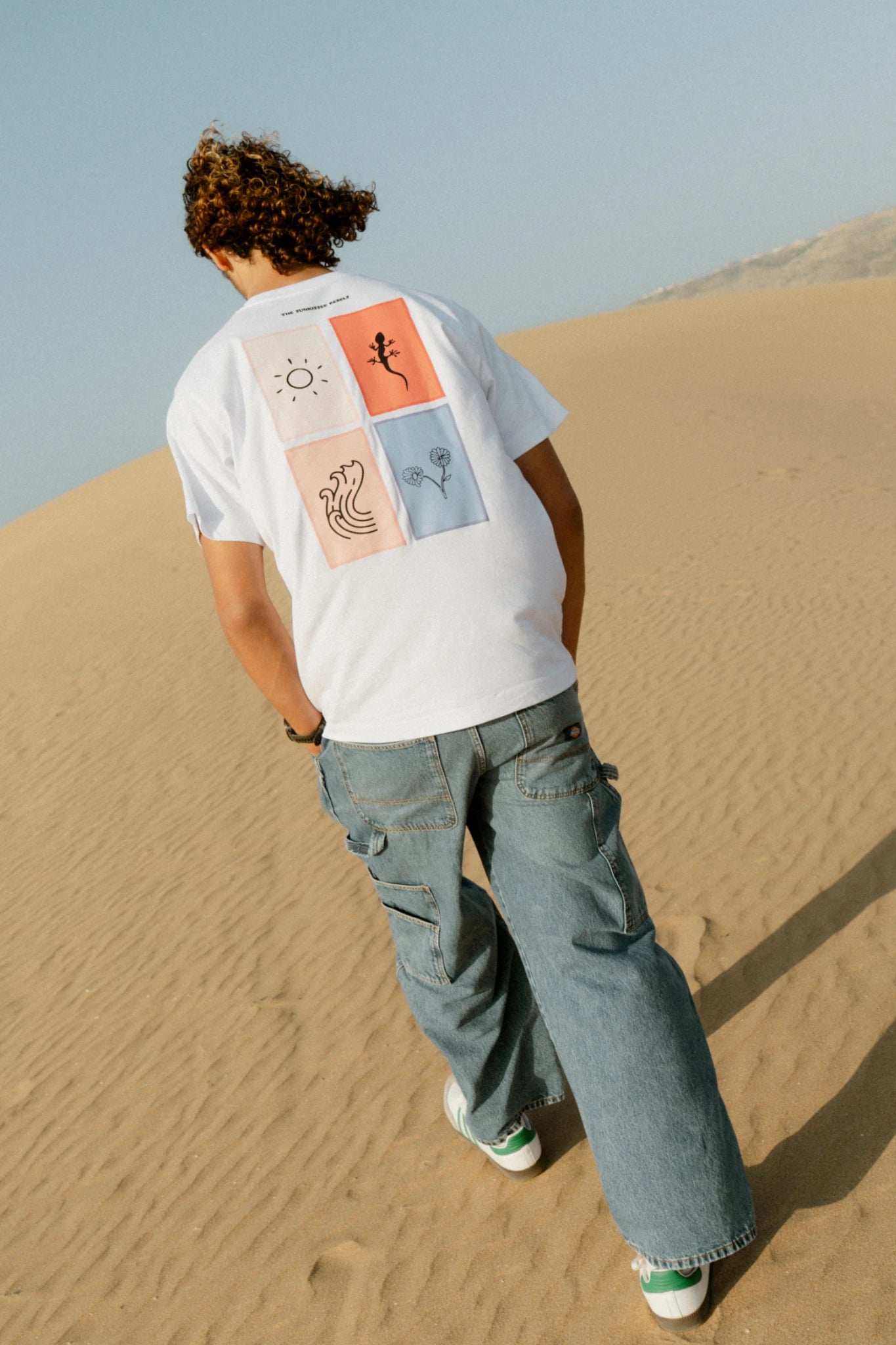 The Rebel Elements T-Shirt White Backprint getragen Wüste Lifestyle Streetwear