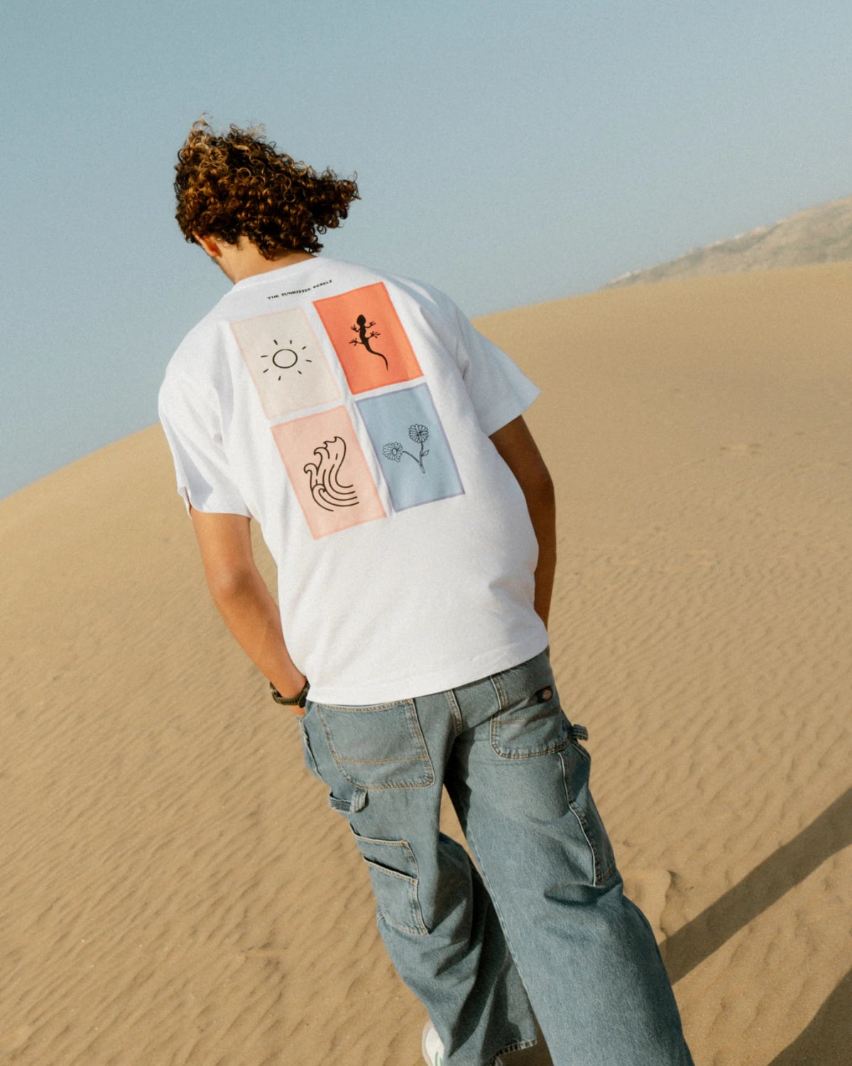 The Rebel Elements T-Shirt White Backprint getragen Wüste Lifestyle Streetwear