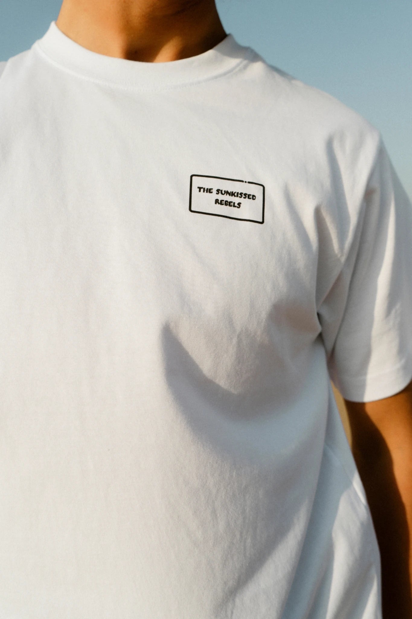 The Rebel Elements T-Shirt White Detail Logo Brust getragen hochwertige Baumwolle