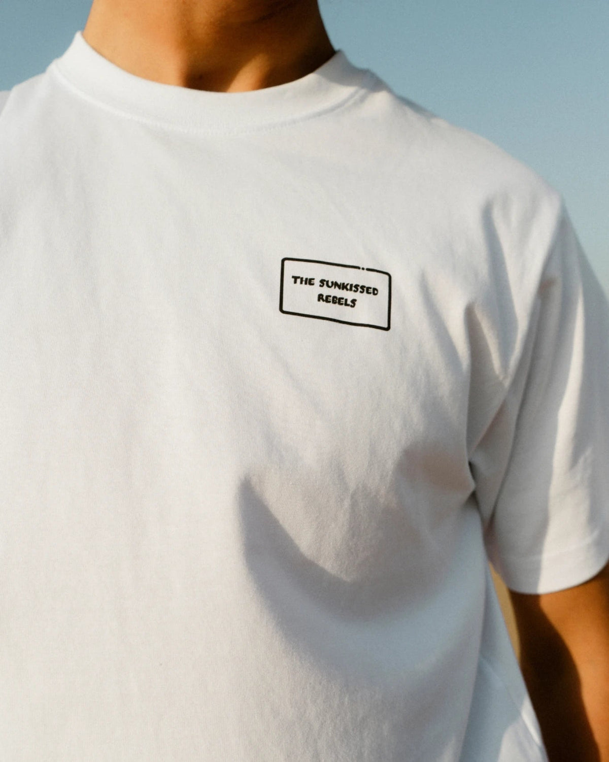 The Rebel Elements T-Shirt White Detail Logo Brust getragen hochwertige Baumwolle