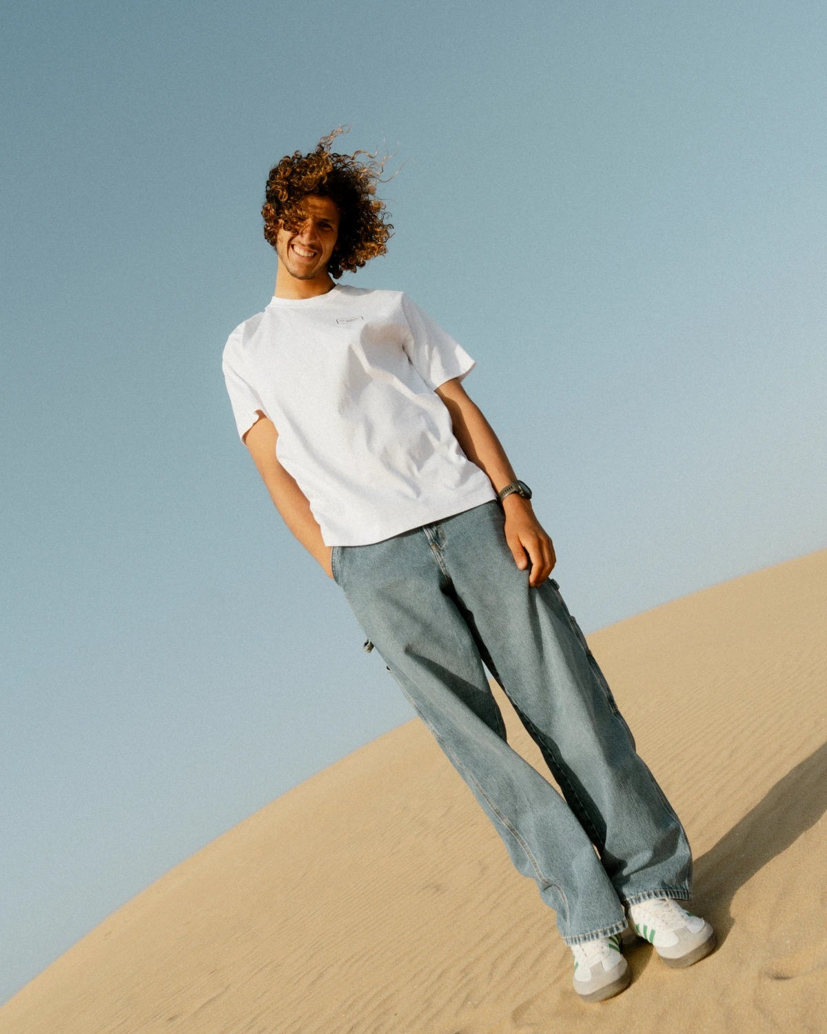 The Rebel Elements T-Shirt White Vorderseite getragen Model Lifestyle Sommer Streetwear Outfit
