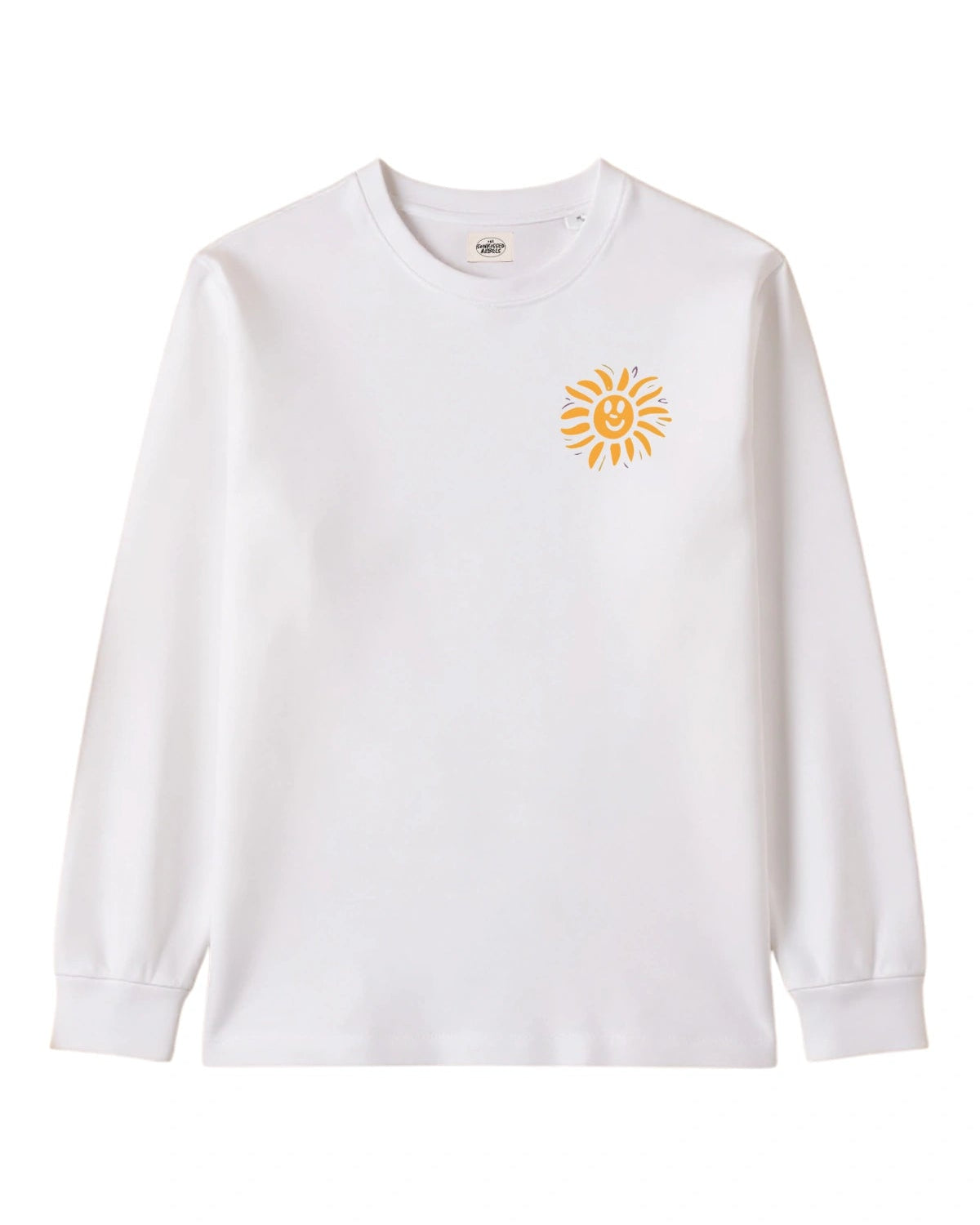 Vorderansicht des weißen The Sunkissed Rebels Longsleeves mit kleinem gelben Sonnen-Print auf der Brust.