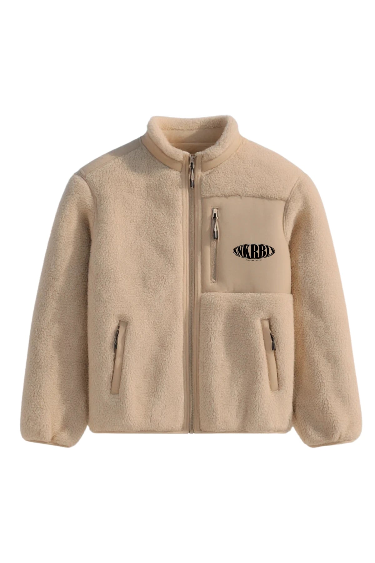 Vorderansicht der The Sunkissed Rebels Fleece Jacket in Sandfarbe mit Brusttasche, Logo und Reißverschlussdetails.